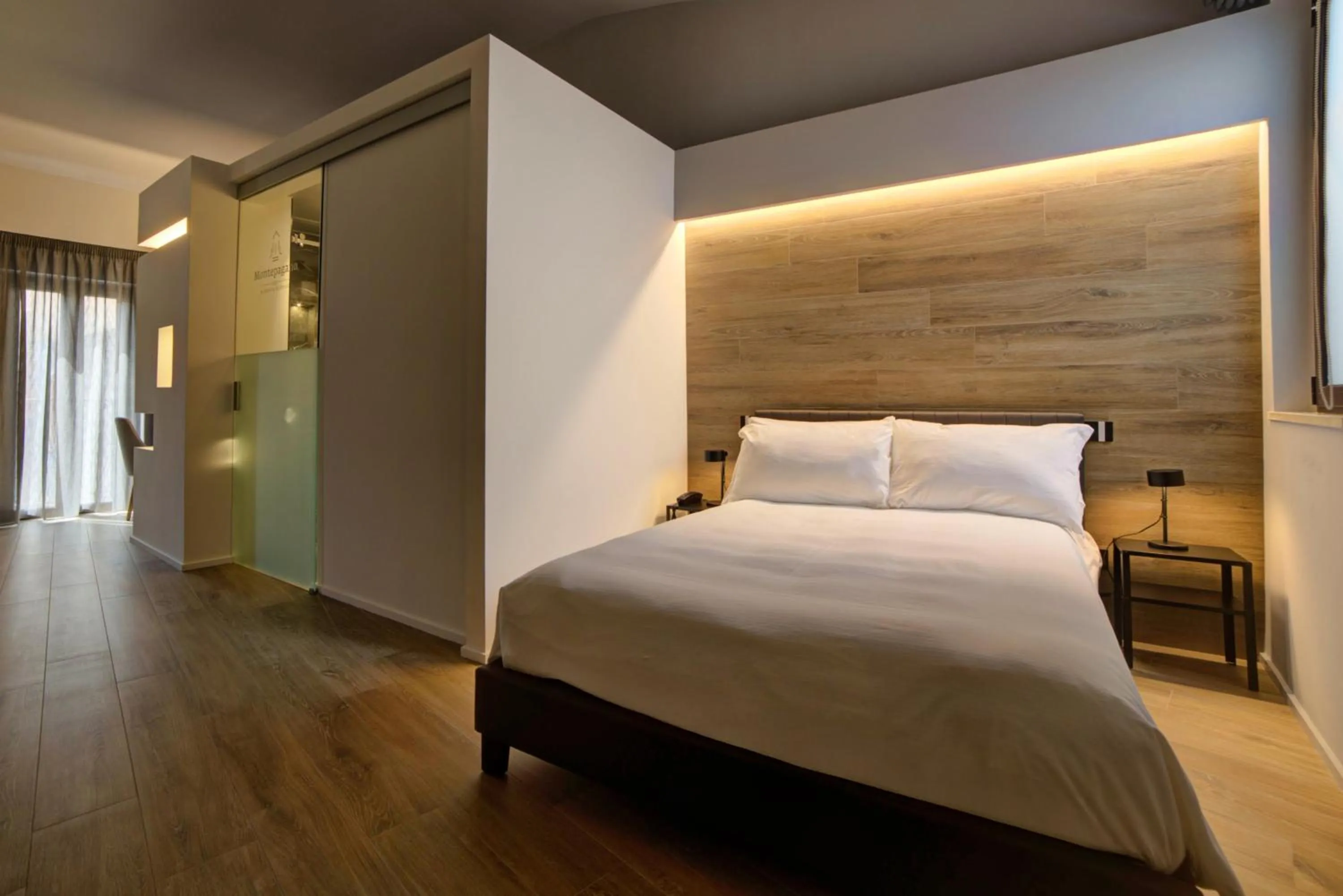 Photo of the whole room, Bed in Montepagano 1137