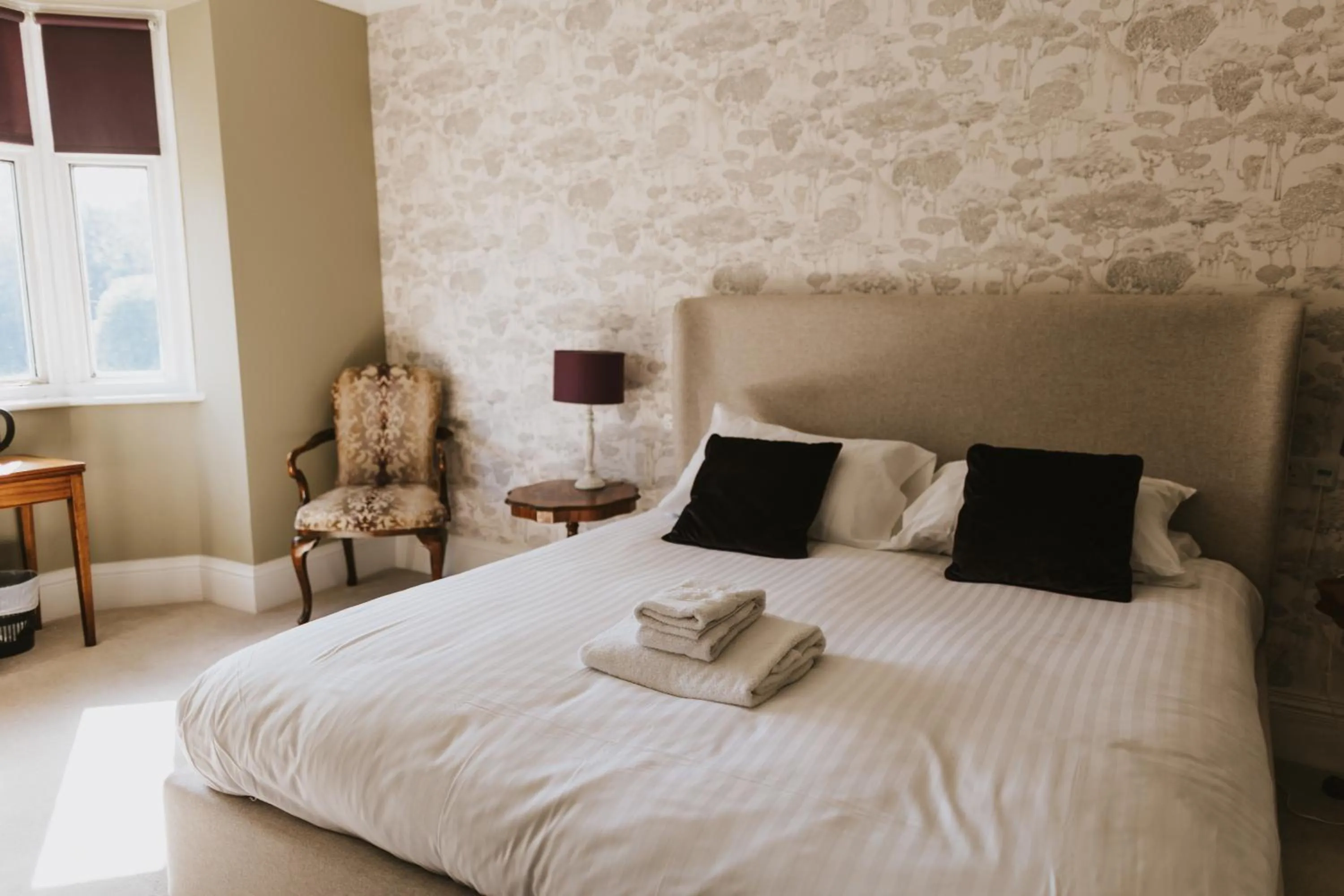 Bed in Healing Manor Hotel