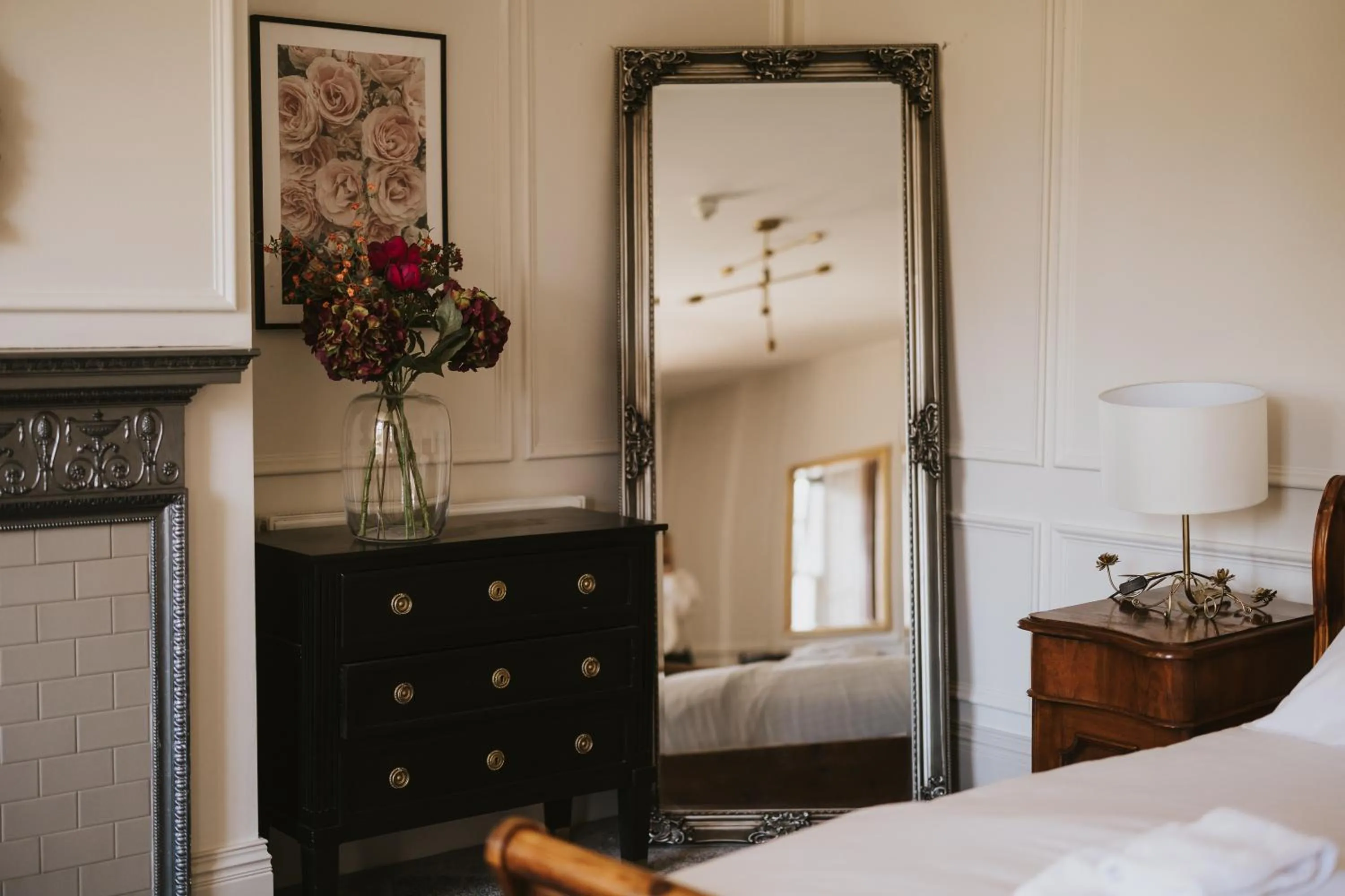 Bed in Healing Manor Hotel