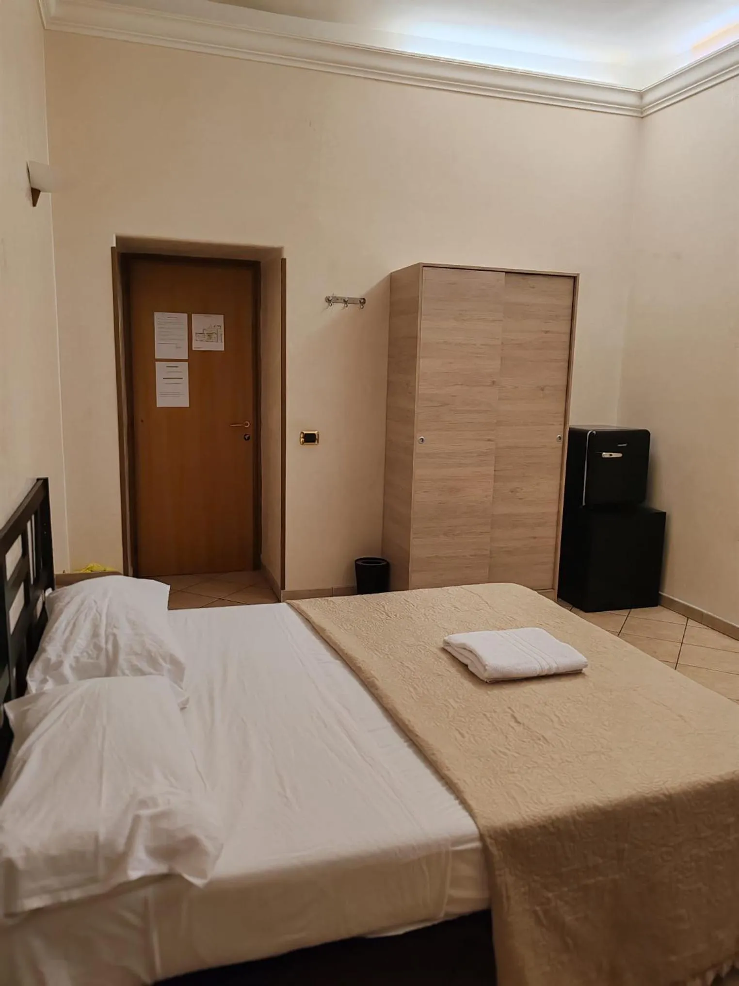 wardrobe, Bed in B&B Piazza Ragusa