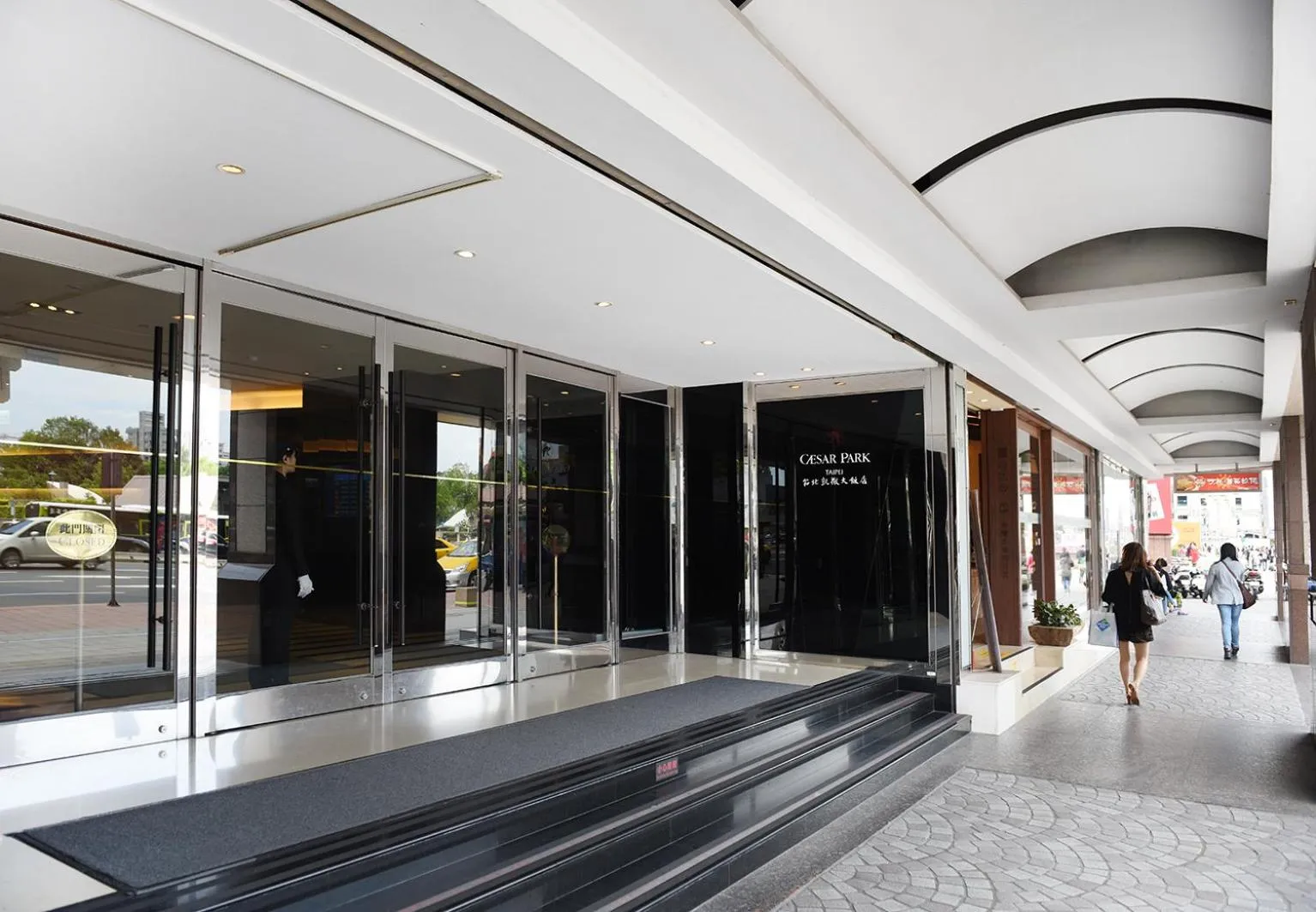 Facade/entrance in Caesar Park Hotel Taipei