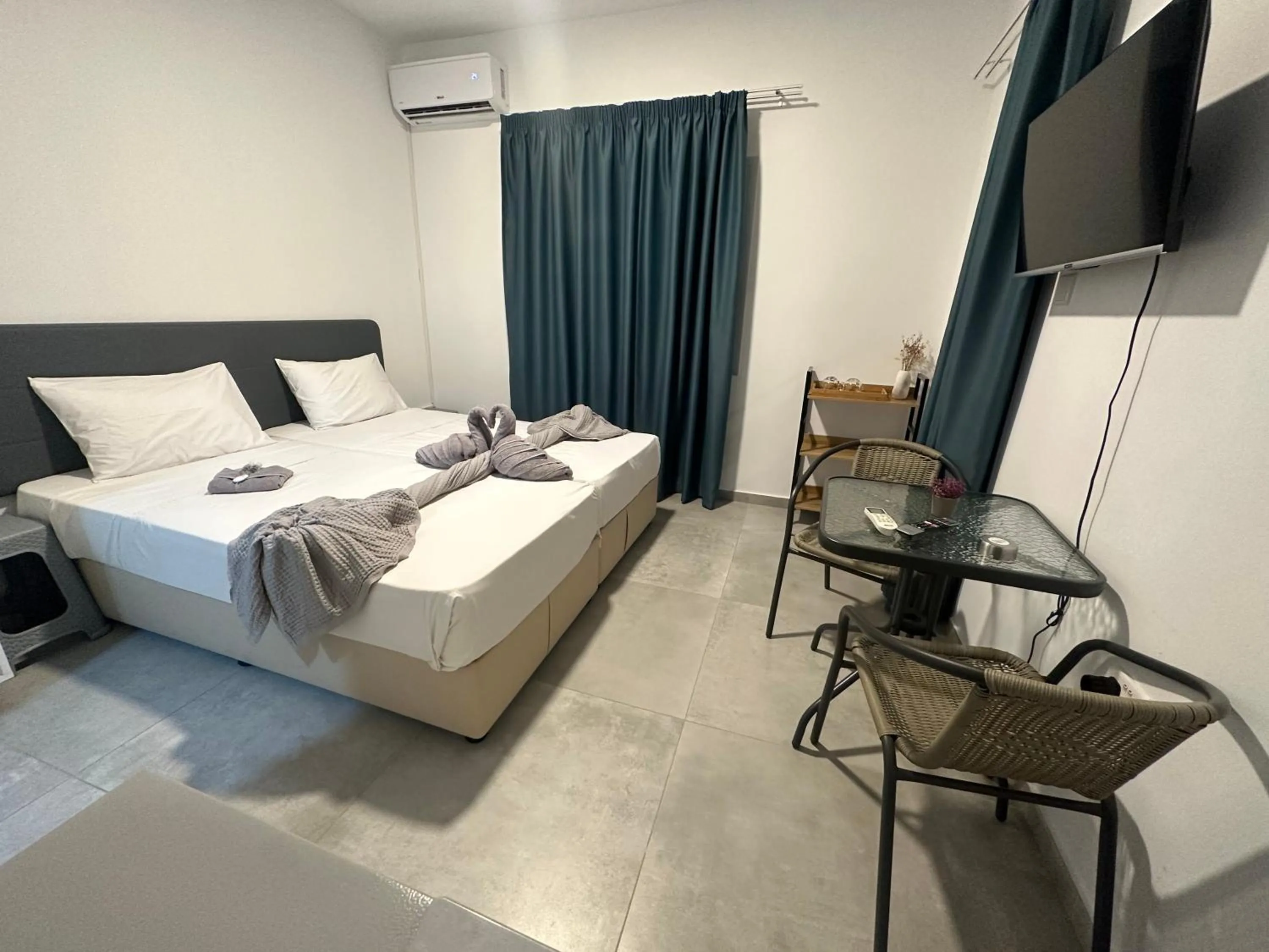 Bed in Sun Plaza Suites - Adults Only