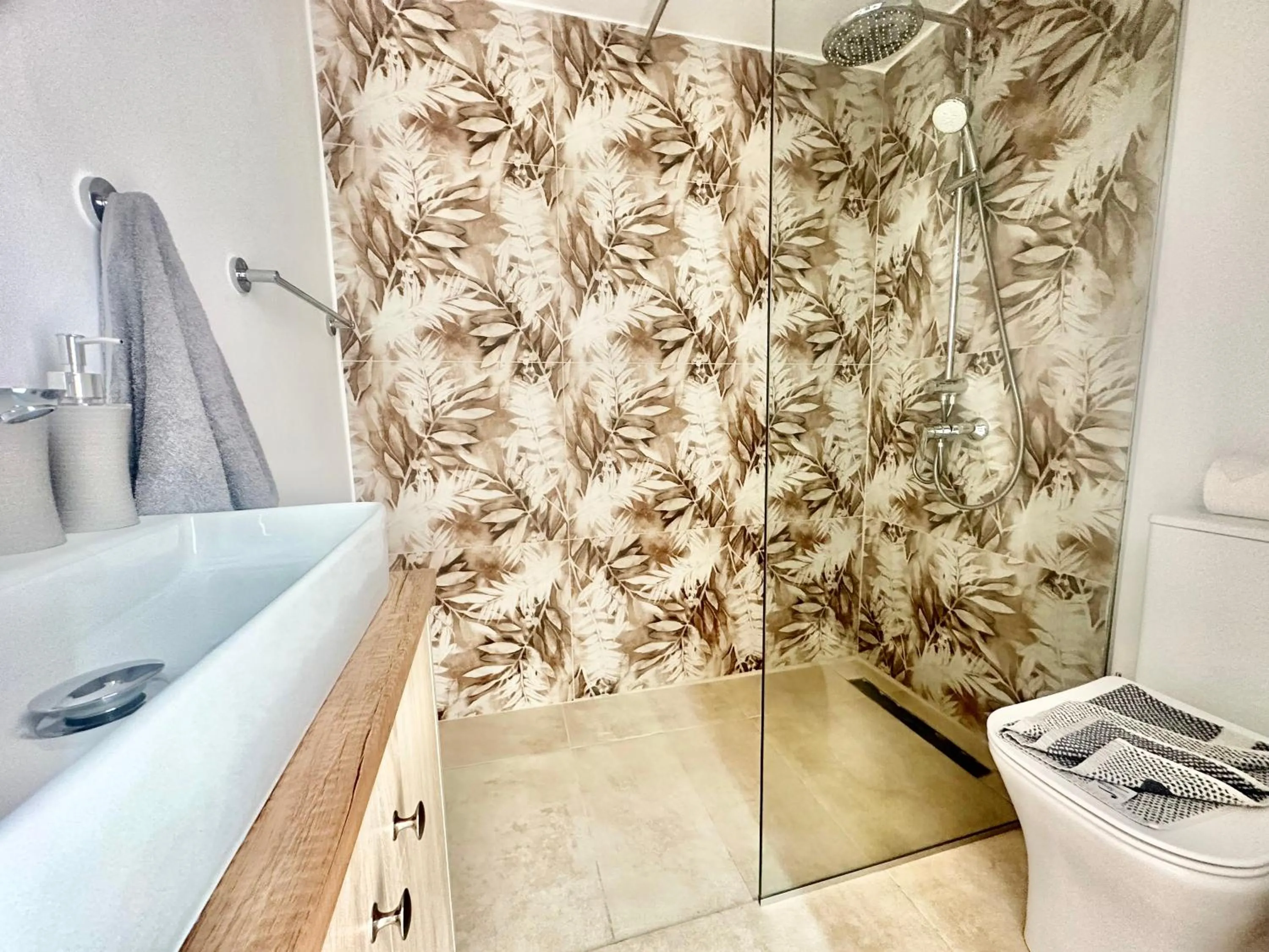 Shower in Sun Plaza Suites - Adults Only