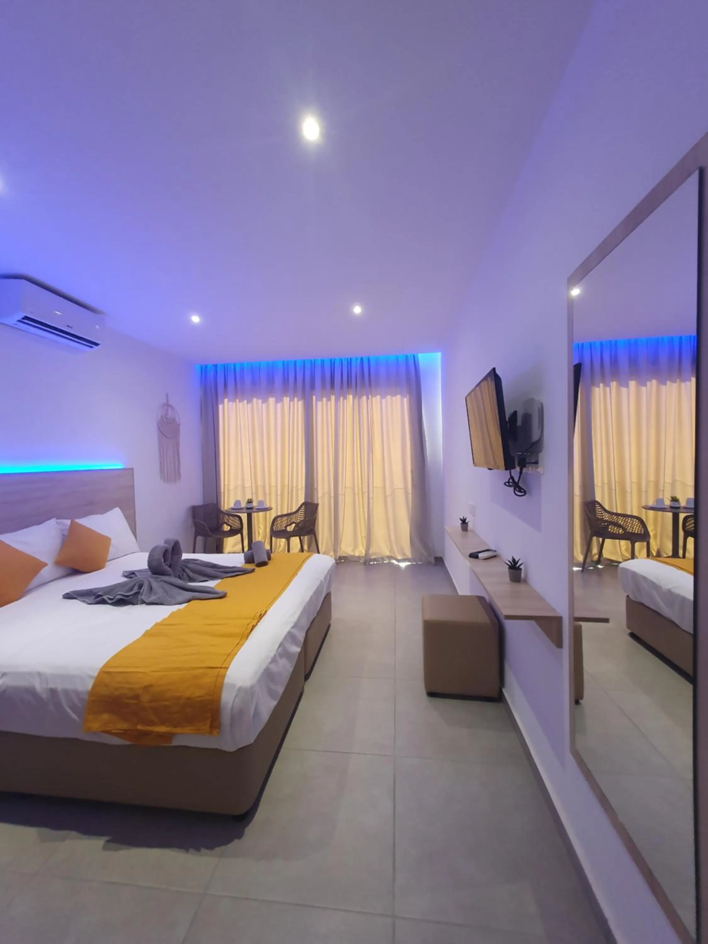 TV and multimedia, Bed in Sun Plaza Suites - Adults Only