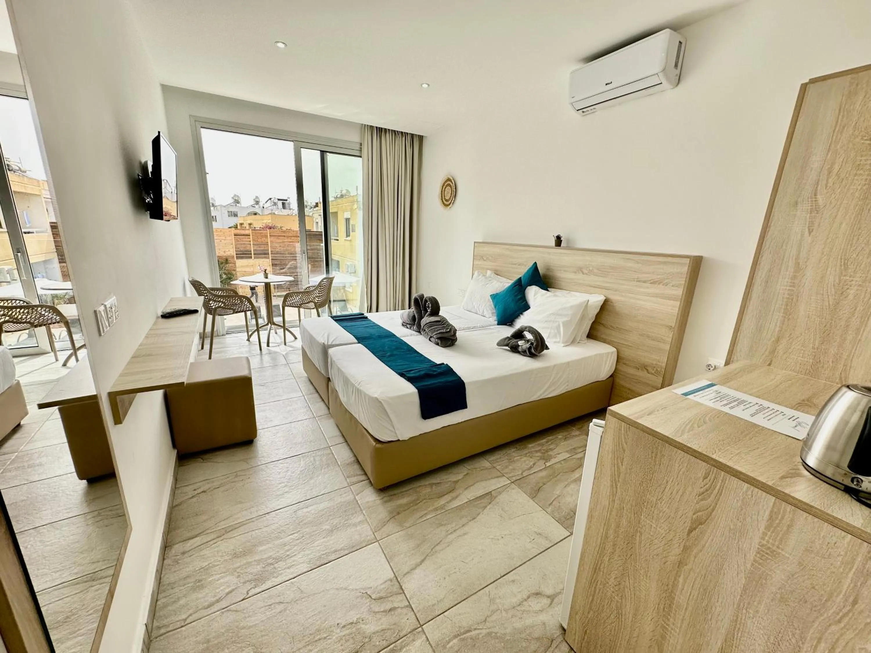 Bed in Sun Plaza Suites - Adults Only