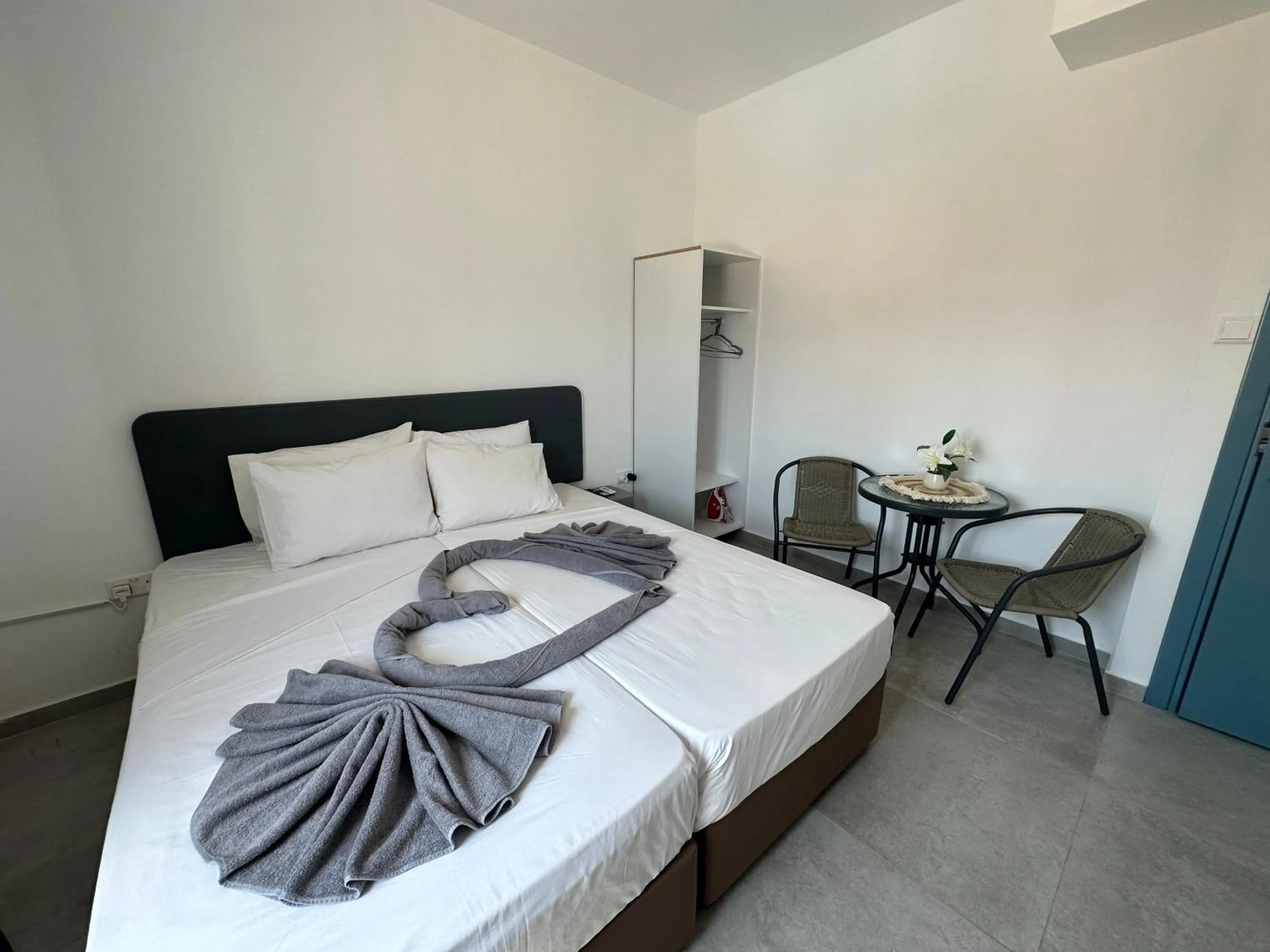 Bed in Sun Plaza Suites - Adults Only