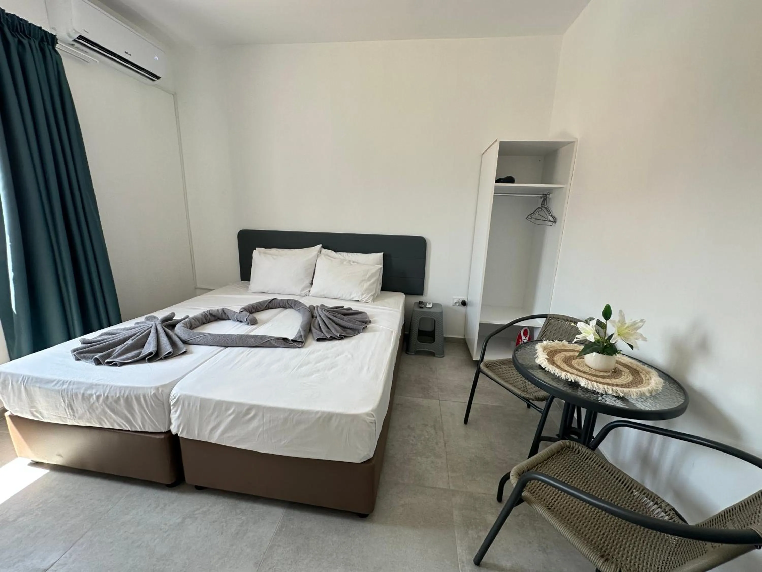 Bed in Sun Plaza Suites - Adults Only