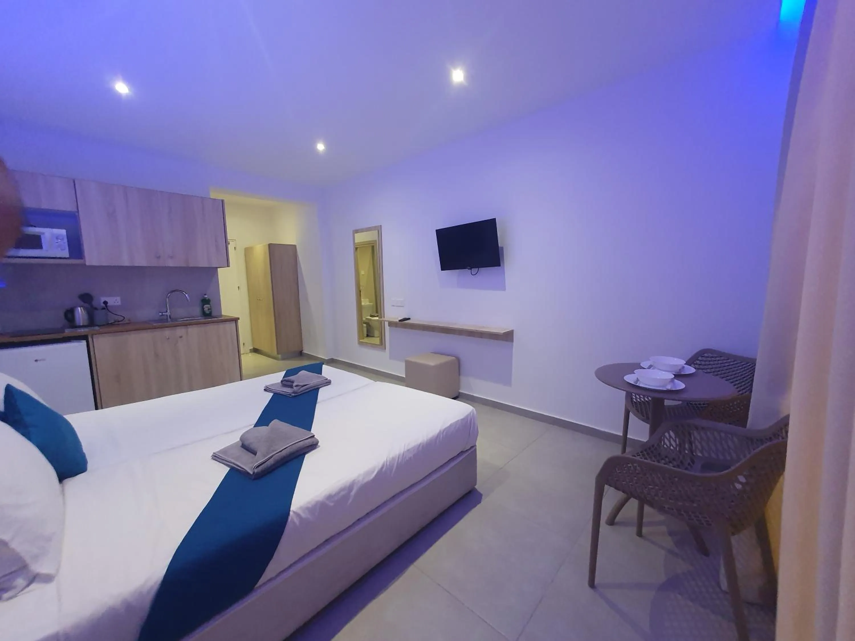 TV and multimedia, Bed in Sun Plaza Suites - Adults Only