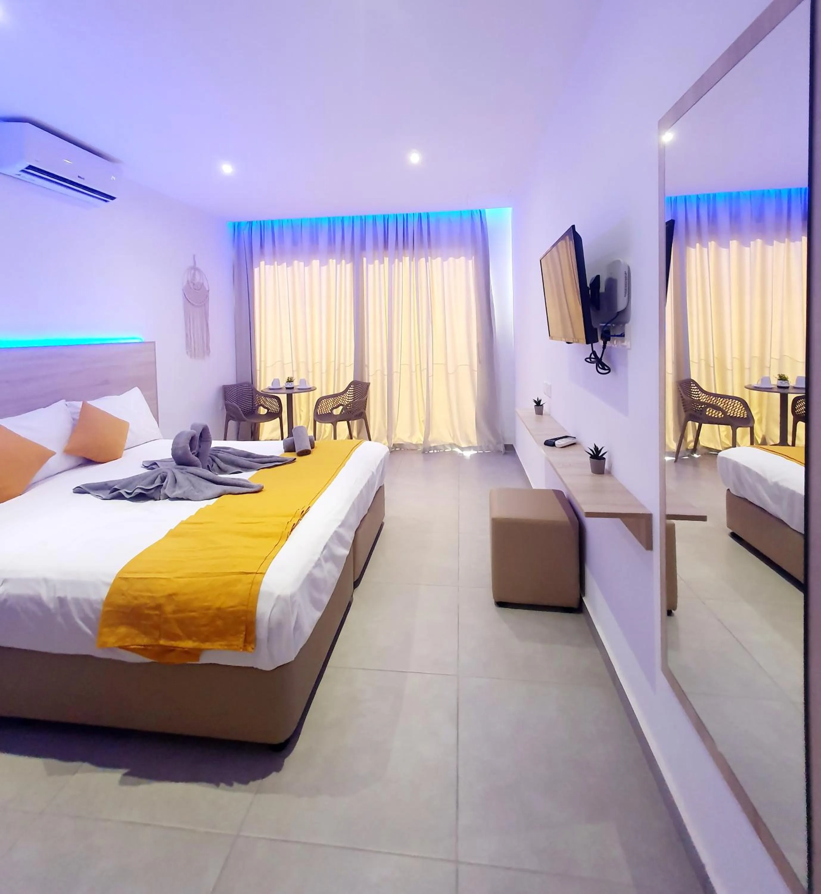 TV and multimedia, Bed in Sun Plaza Suites - Adults Only