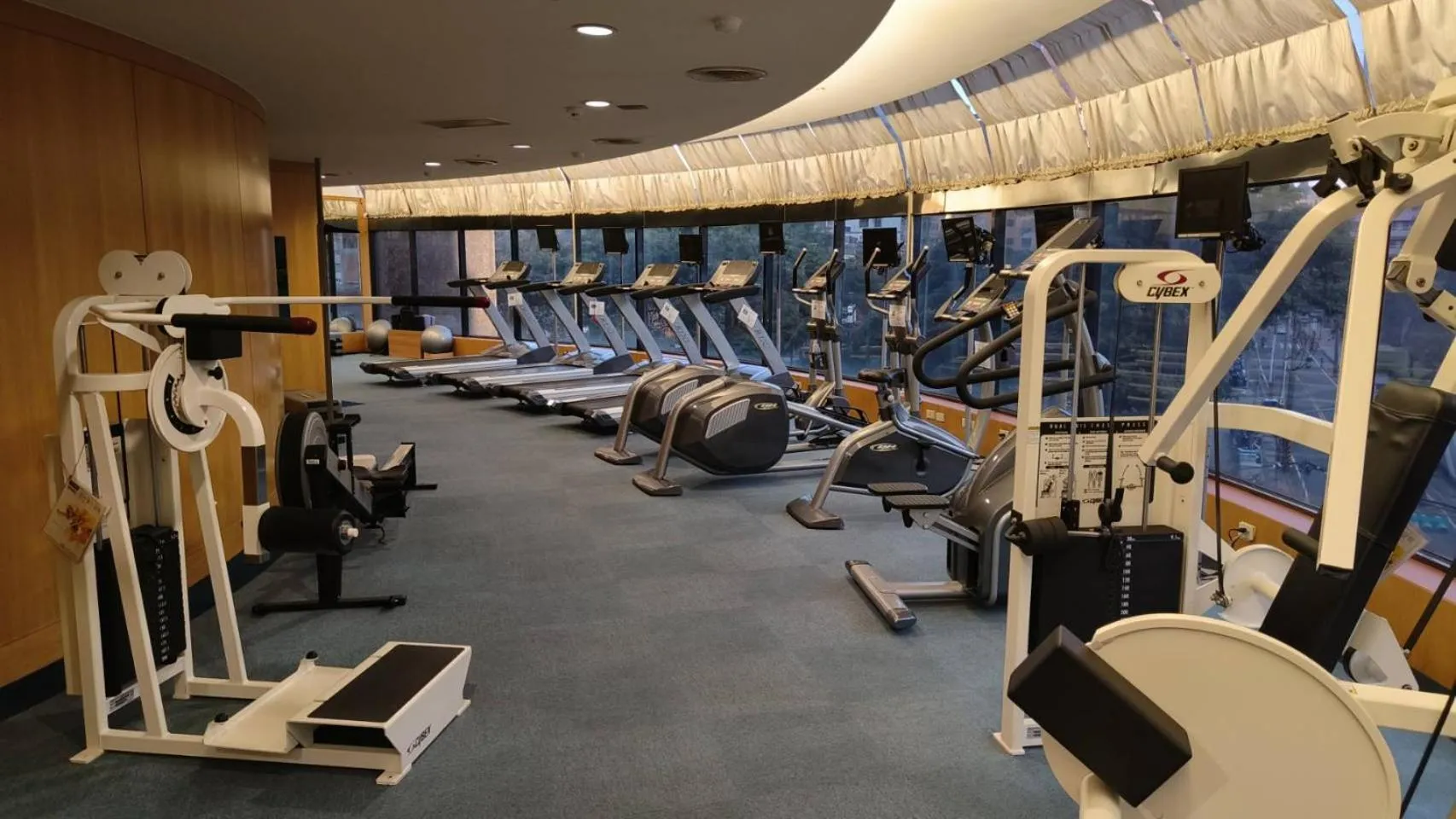 Fitness centre/facilities in Monarch Plaza Hotel