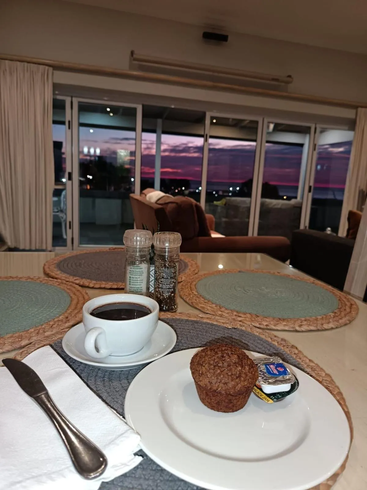 Breakfast in Sir Roys at the Sea