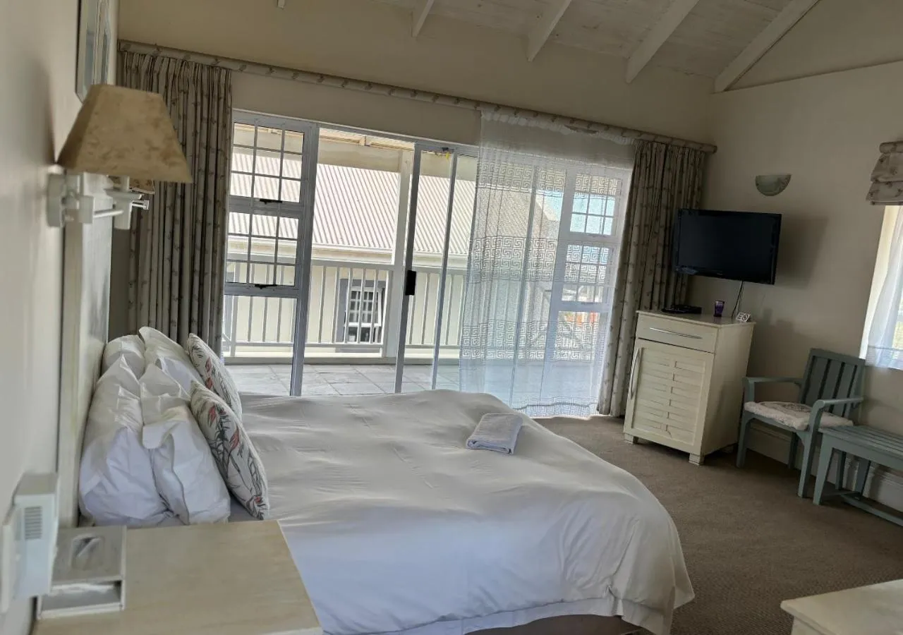 Photo of the whole room, Bed in Sir Roys at the Sea