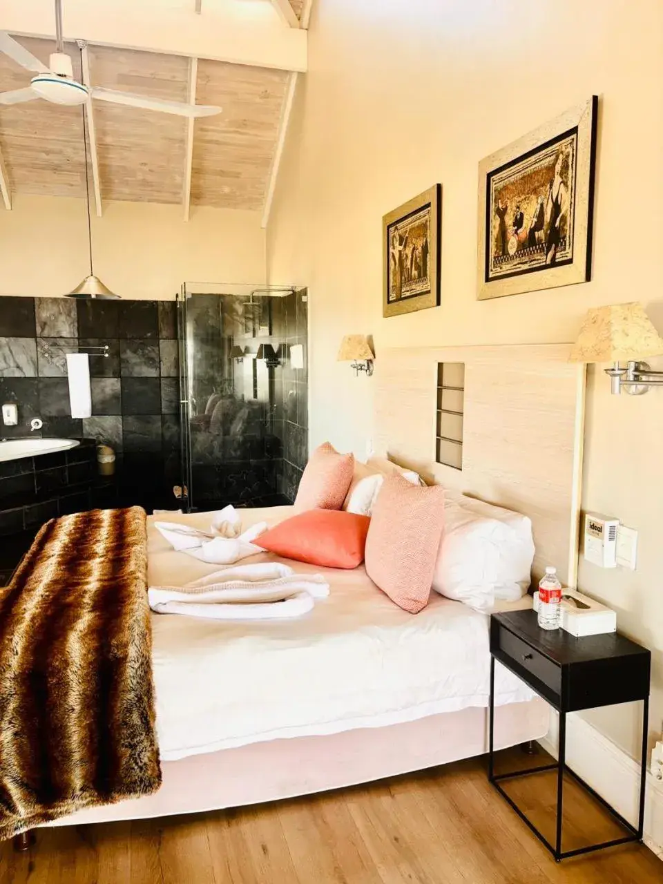 Honeymoon Suite in Sir Roys at the Sea Honeymoon Suite in Sir Roys at the Sea