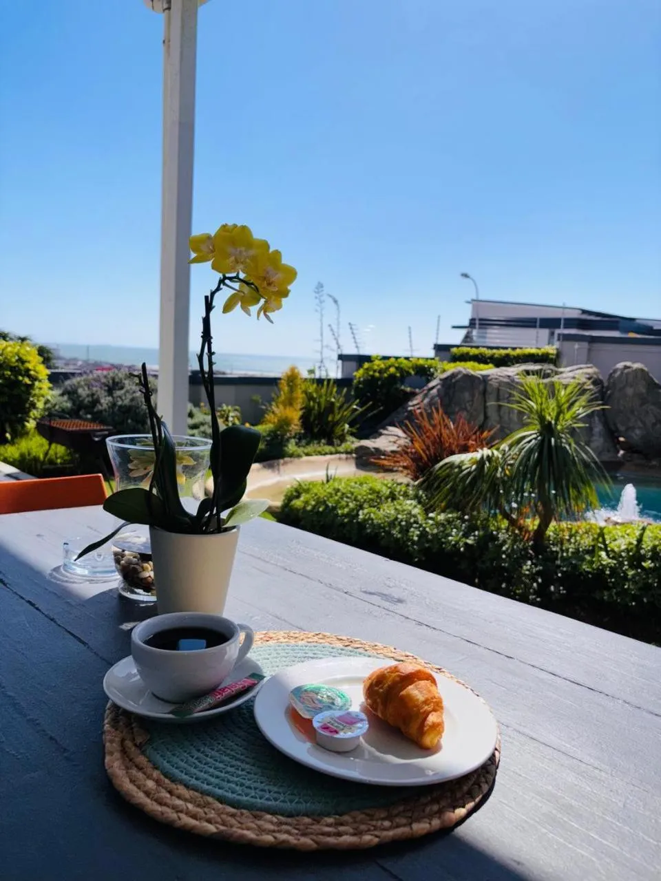 Breakfast in Sir Roys at the Sea