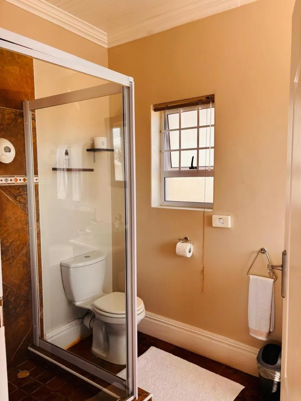 Shower in Sir Roys at the Sea