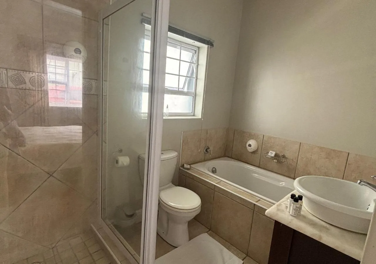 Shower in Sir Roys at the Sea