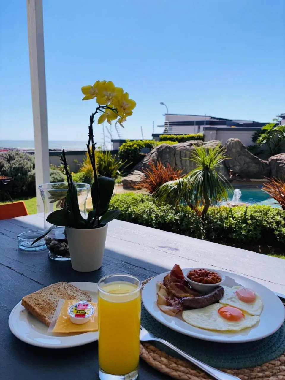 Breakfast in Sir Roys at the Sea