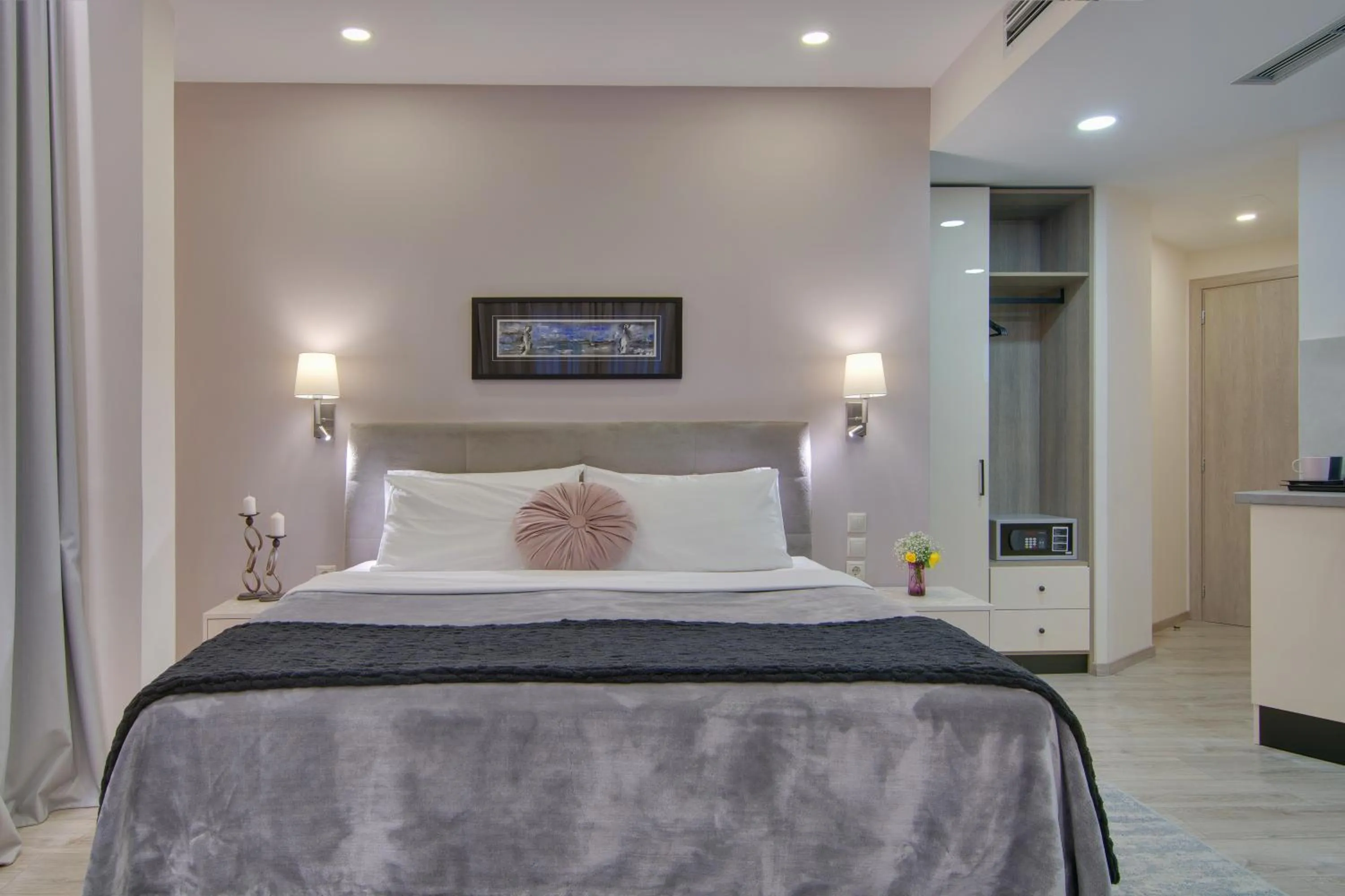 Photo of the whole room, Bed in ERMIS