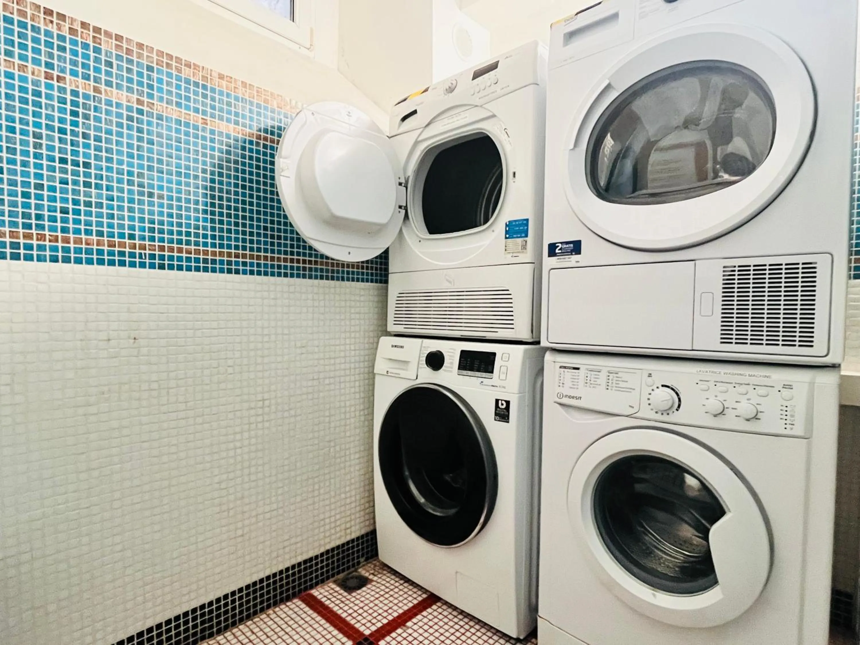 washing machine in GuestHouse University by LR - self check in