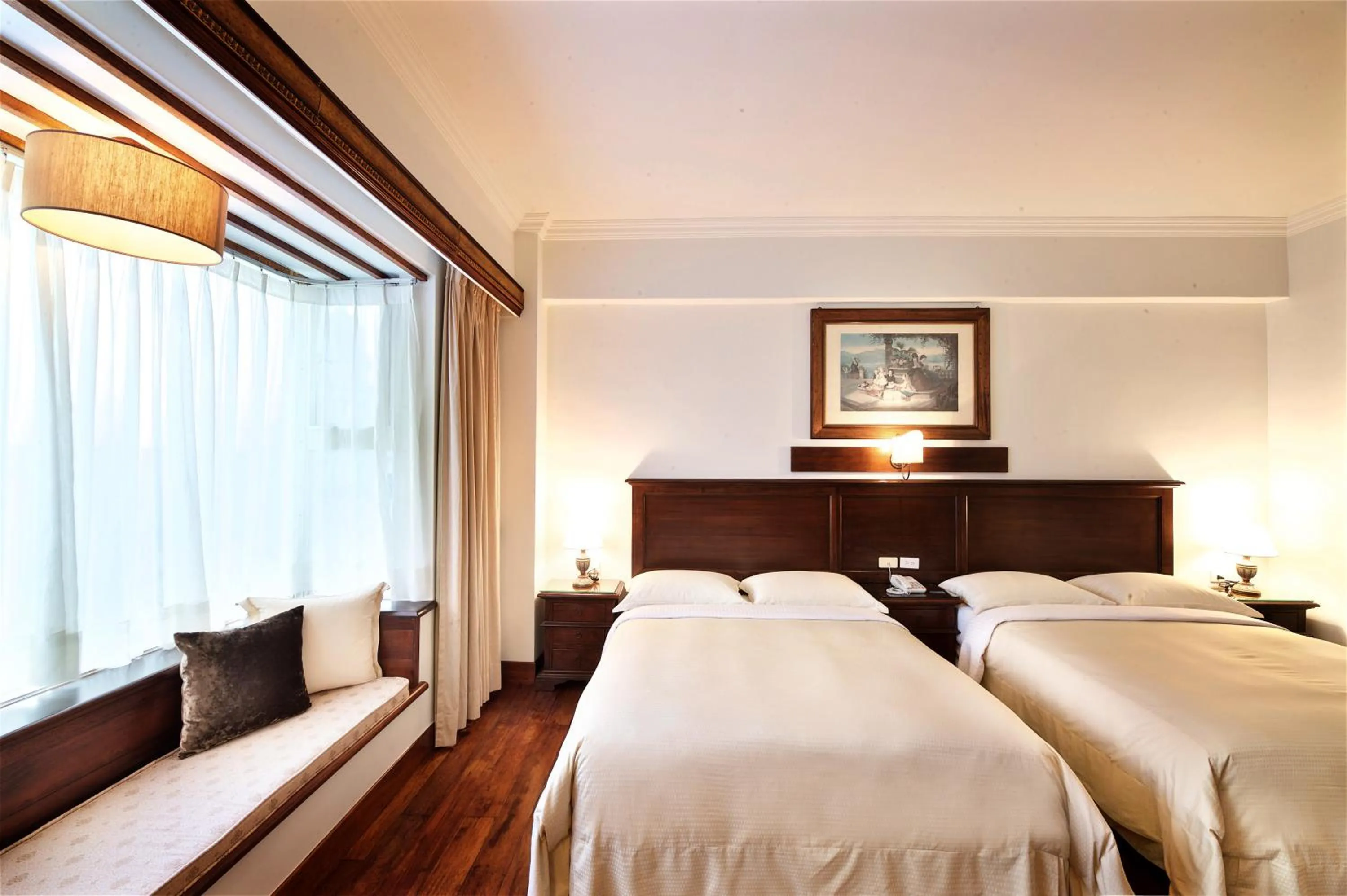 Bed in Shangrila Boutique Hotel