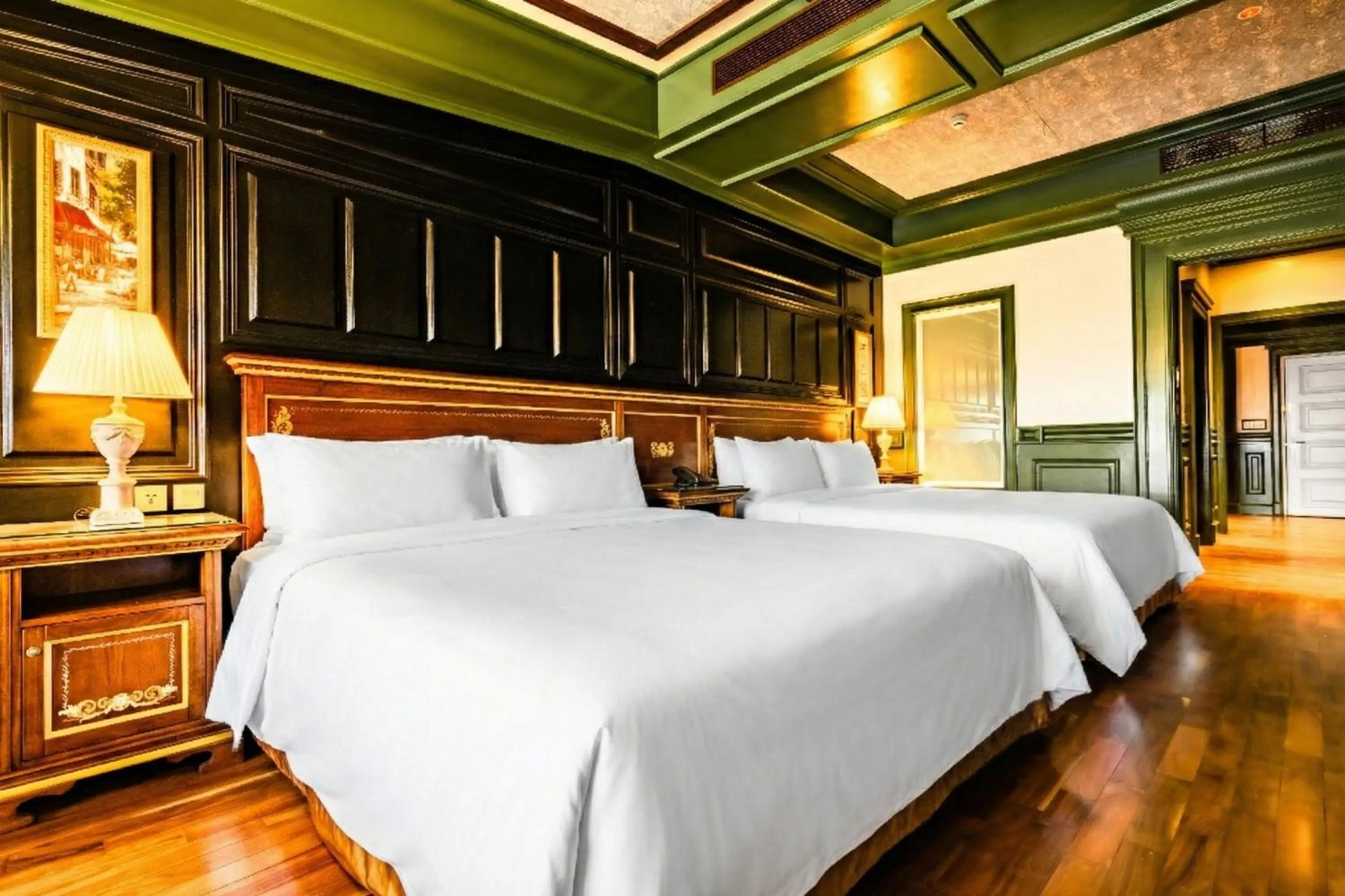 Bed in Shangrila Boutique Hotel