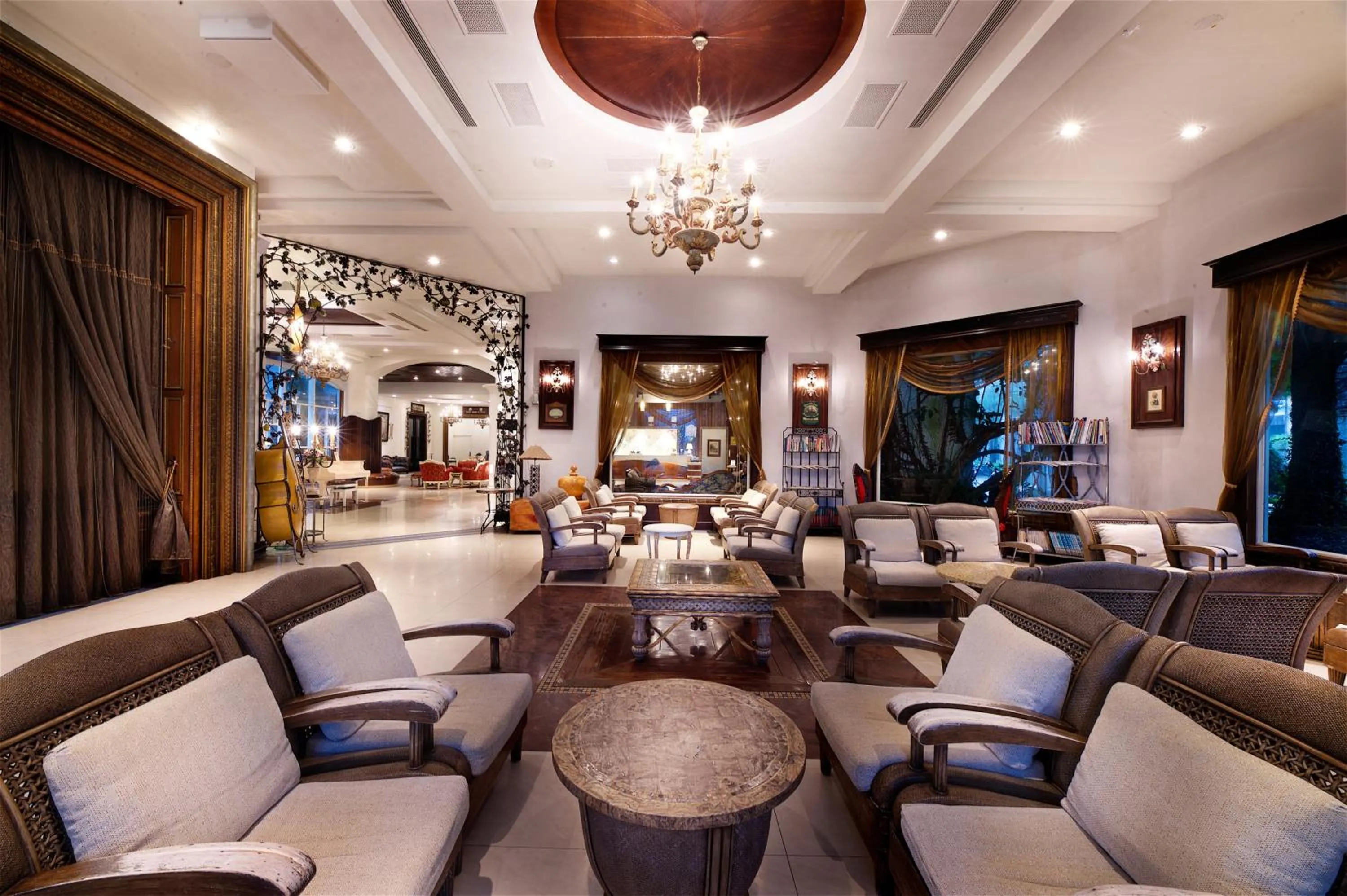 Communal lounge/ TV room in Shangrila Boutique Hotel