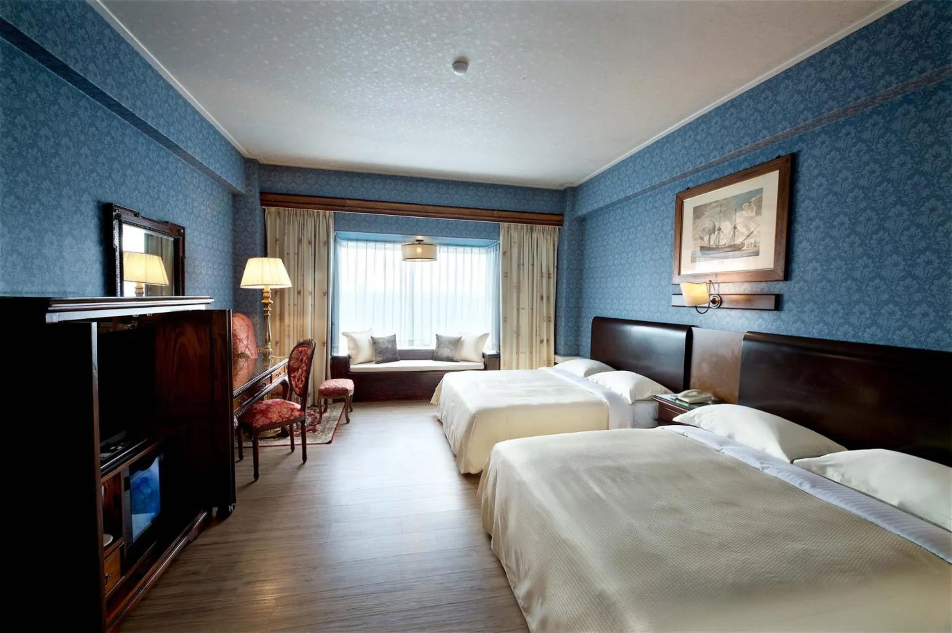 Bed in Shangrila Boutique Hotel