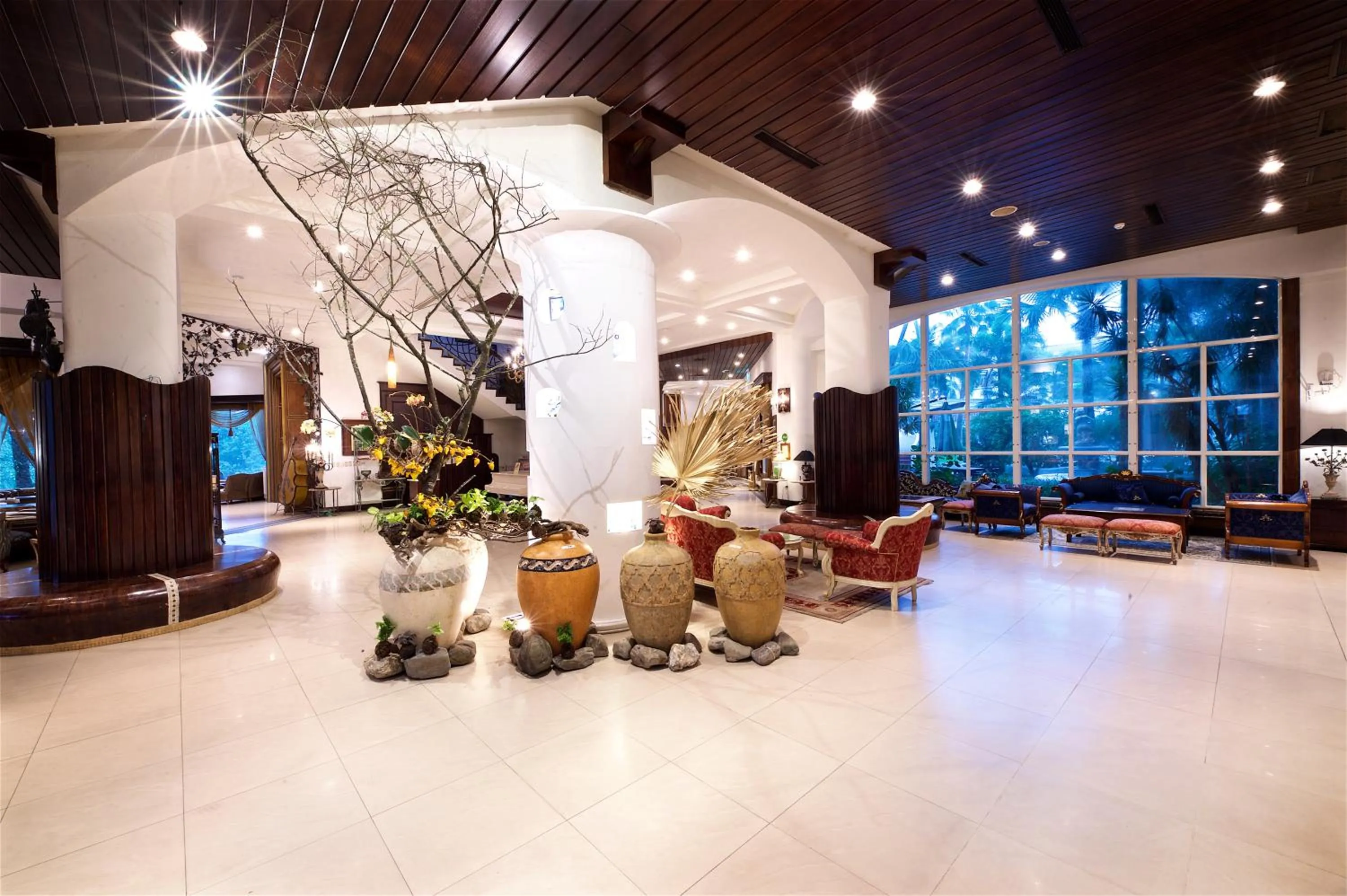 Communal lounge/ TV room in Shangrila Boutique Hotel