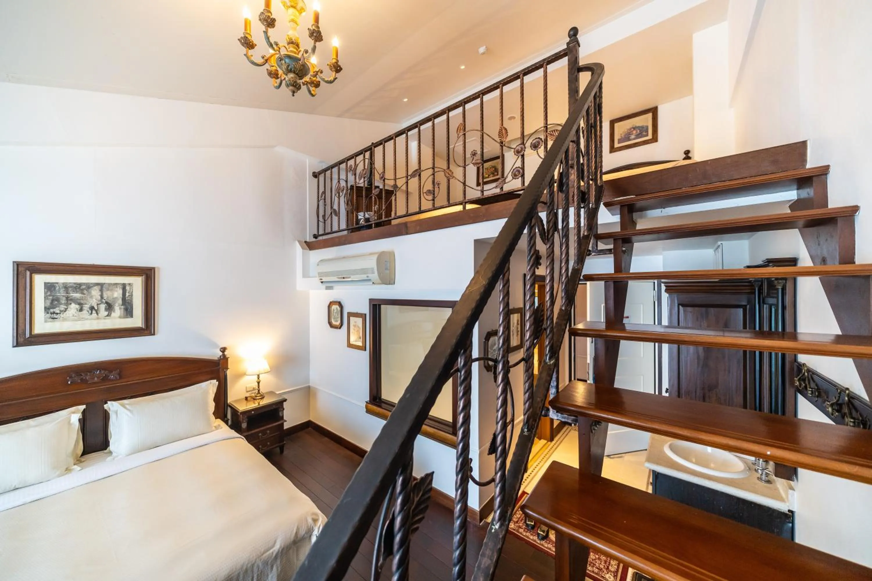 Photo of the whole room, Bed in Shangrila Boutique Hotel