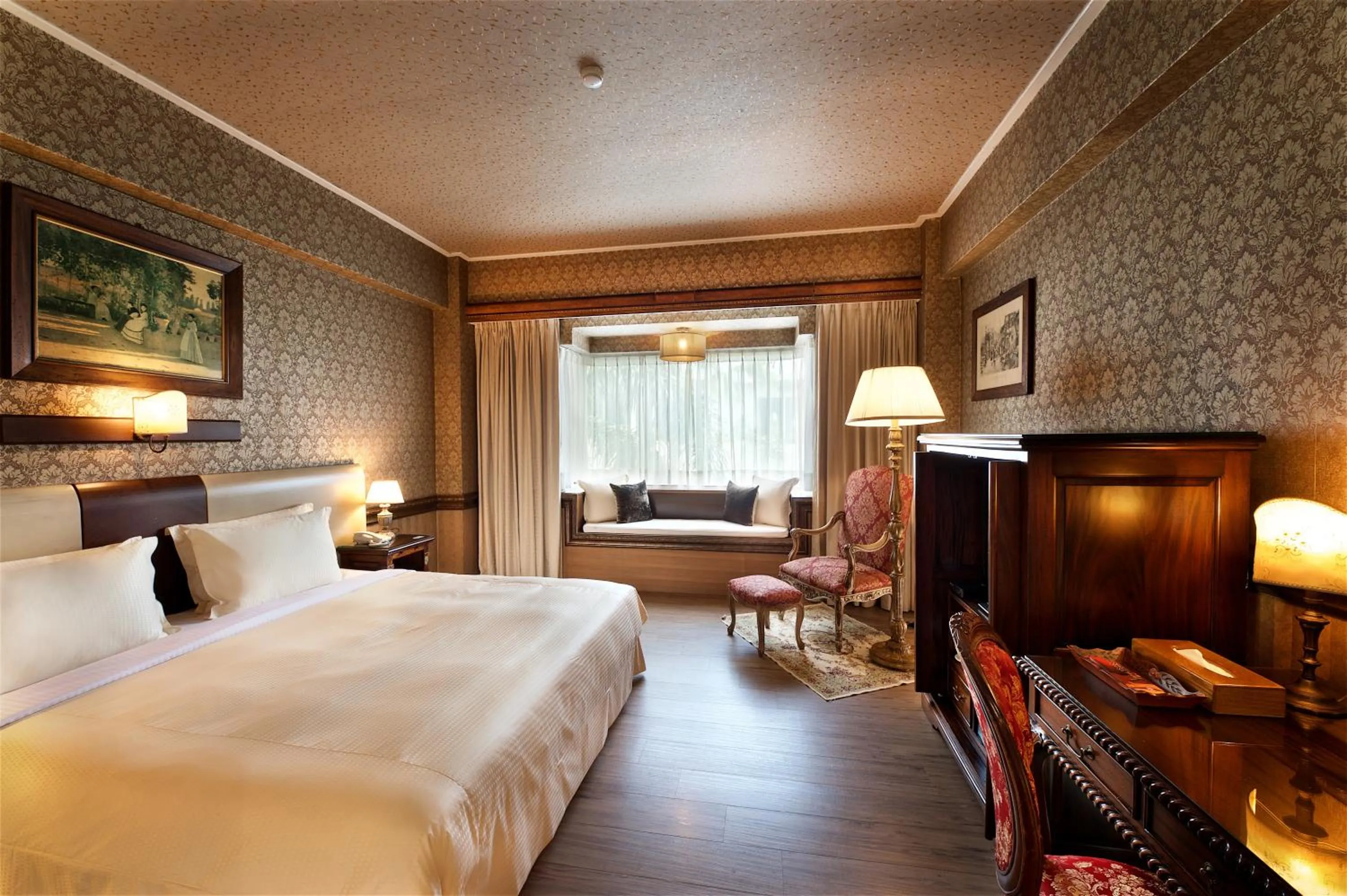 Bed in Shangrila Boutique Hotel