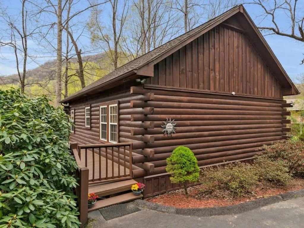 Property building in Soco Serene Cabin in the Heart of Maggie Valley