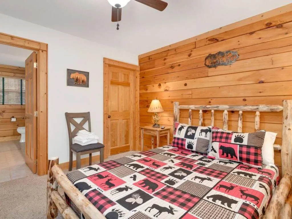 Bed in Soco Serene Cabin in the Heart of Maggie Valley
