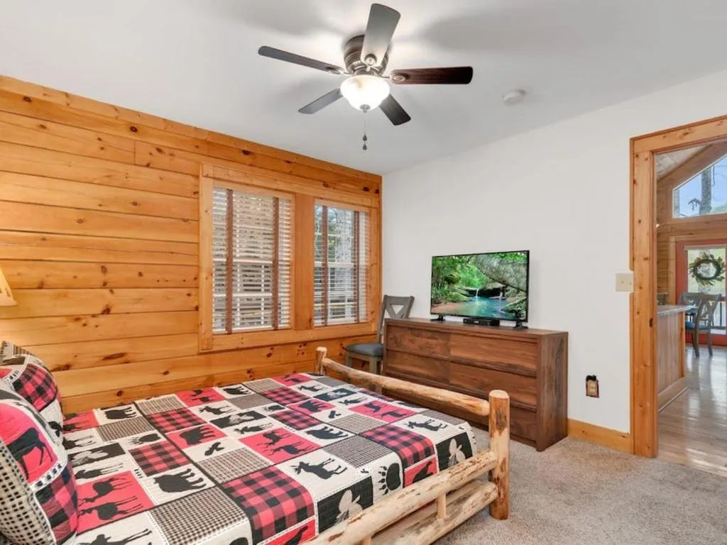 Photo of the whole room, Bed in Soco Serene Cabin in the Heart of Maggie Valley