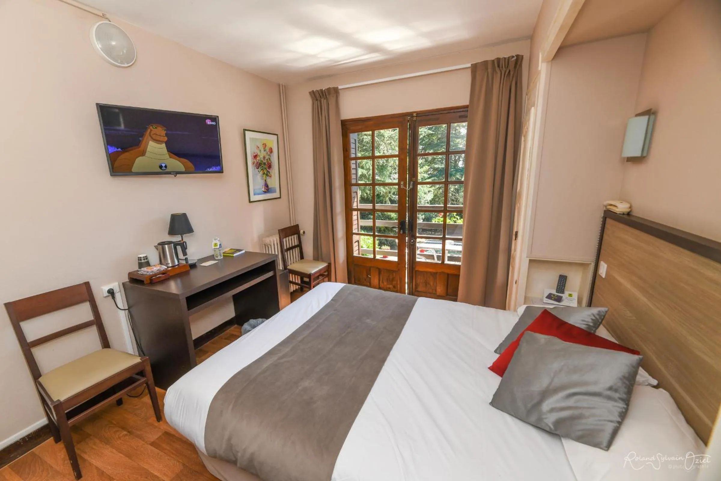 Balcony/Terrace, Bed in Logis Hôtel La Chaumière