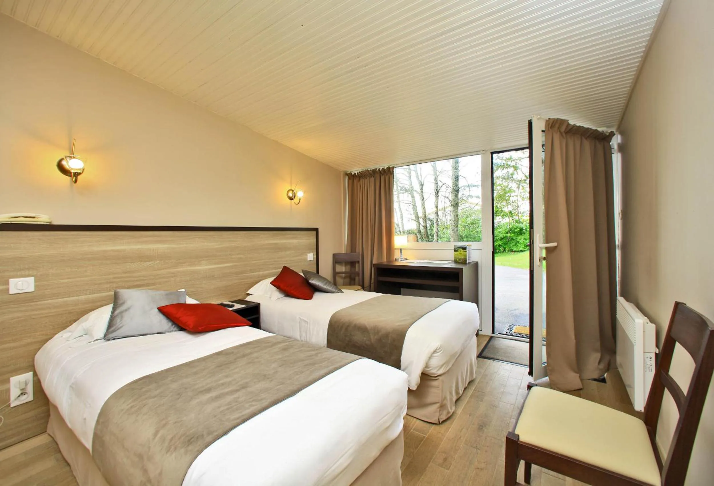 Facility for disabled guests, Bed in Logis Hôtel La Chaumière