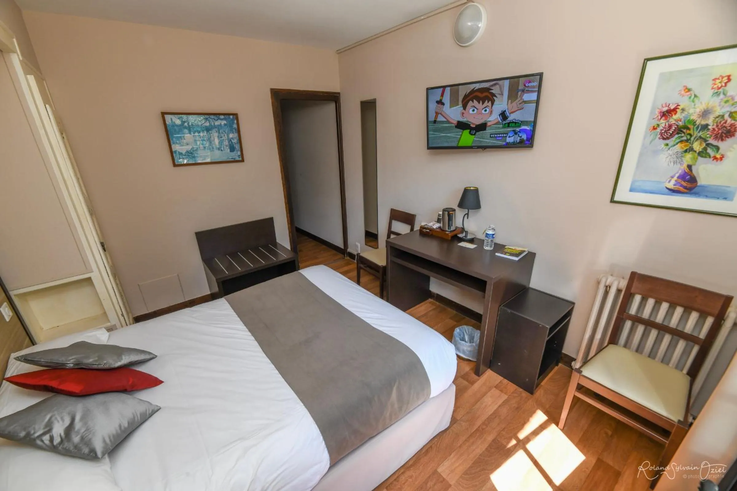 Photo of the whole room, Bed in Logis Hôtel La Chaumière