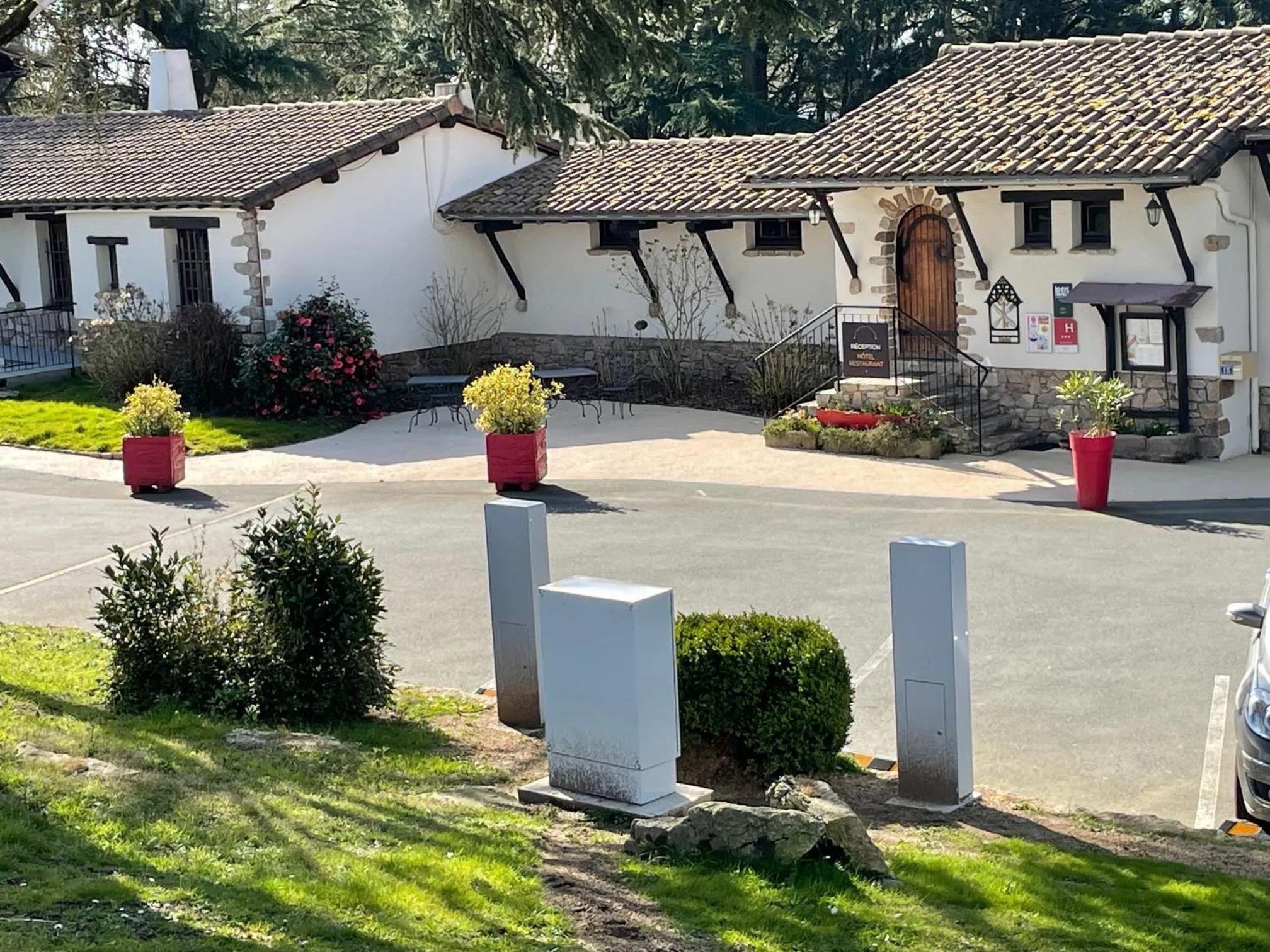 Property building in Logis Hôtel La Chaumière