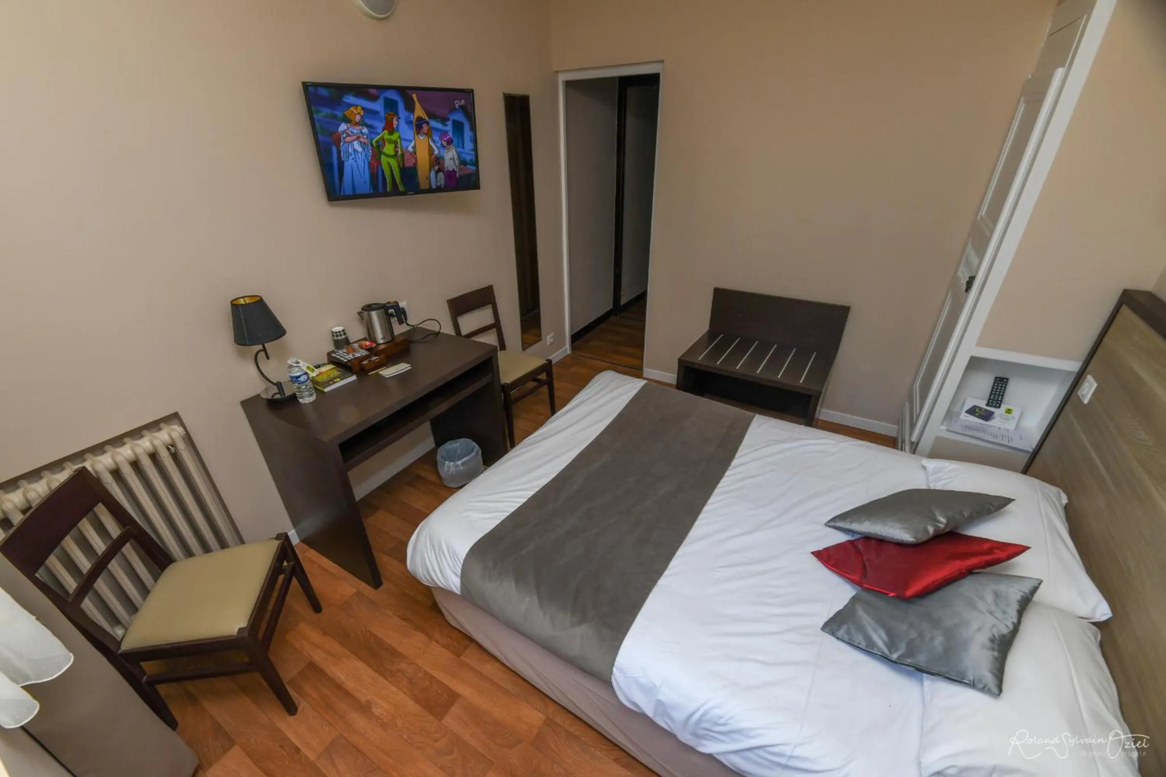 Photo of the whole room, Bed in Logis Hôtel La Chaumière