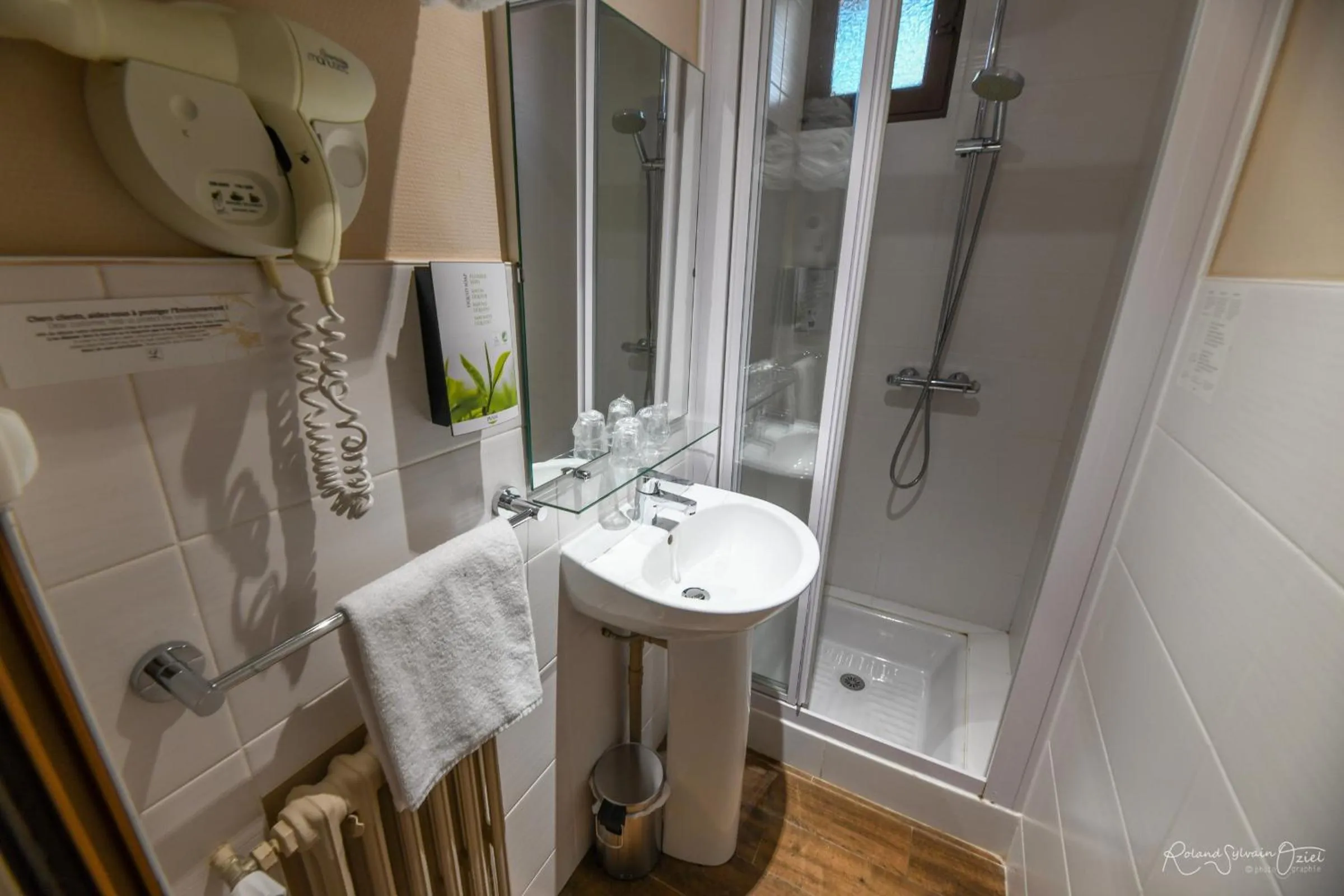 Bathroom in Logis Hôtel La Chaumière