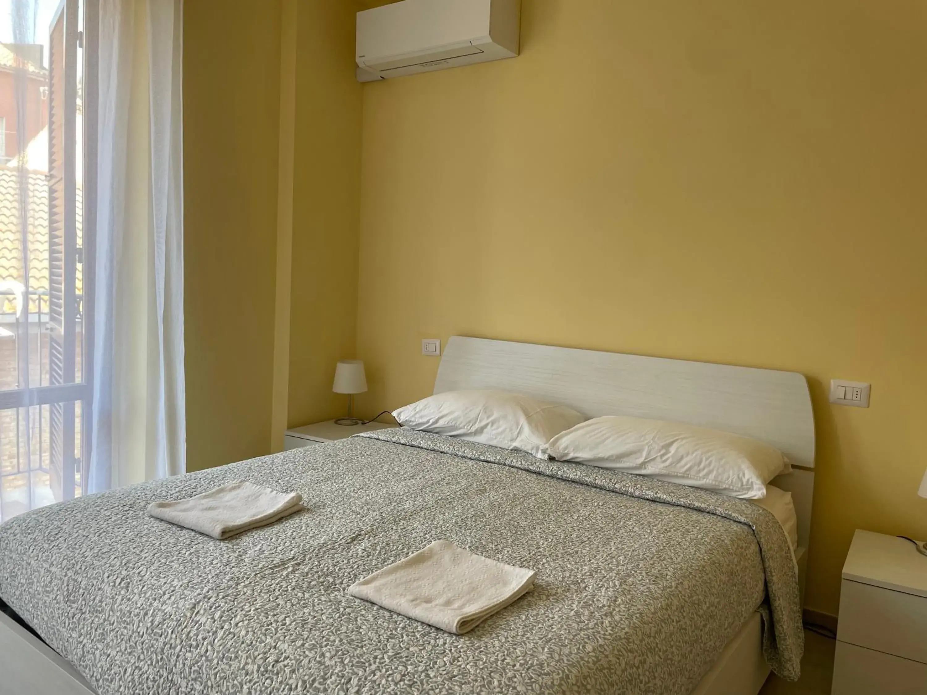 Deluxe Double Room in Guest House " Le Rose " Deluxe Double Room in Guest House " Le Rose "