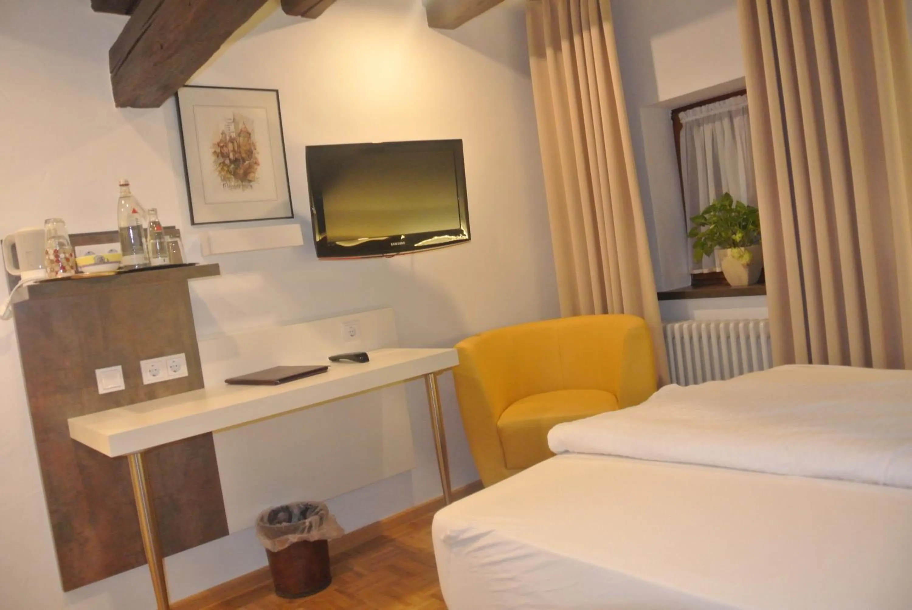 Night, Bed in Hotel-Restaurant Goldenes Lamm