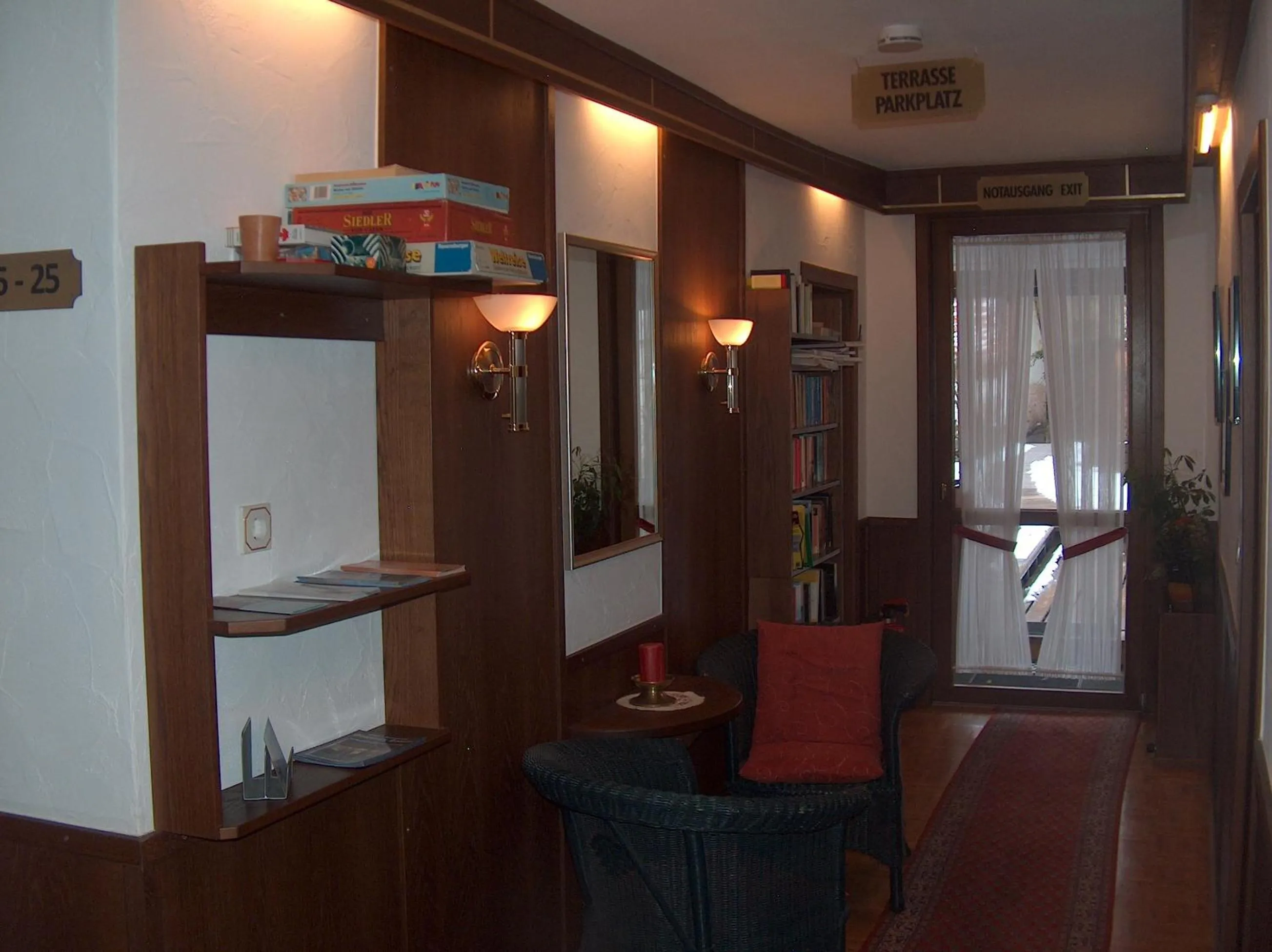 Library in Hotel-Restaurant Goldenes Lamm