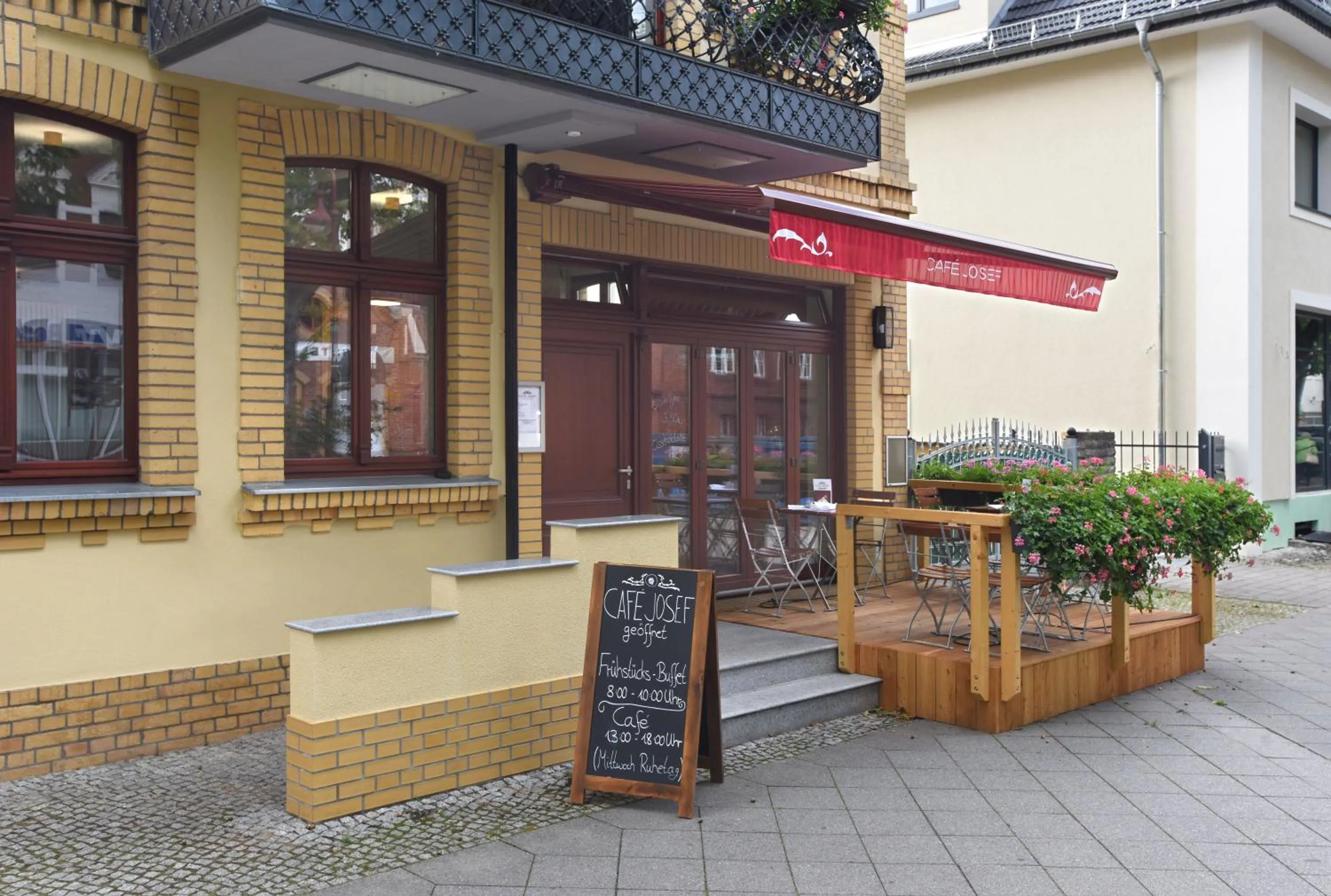 Facade/entrance in Port Inn Hotel