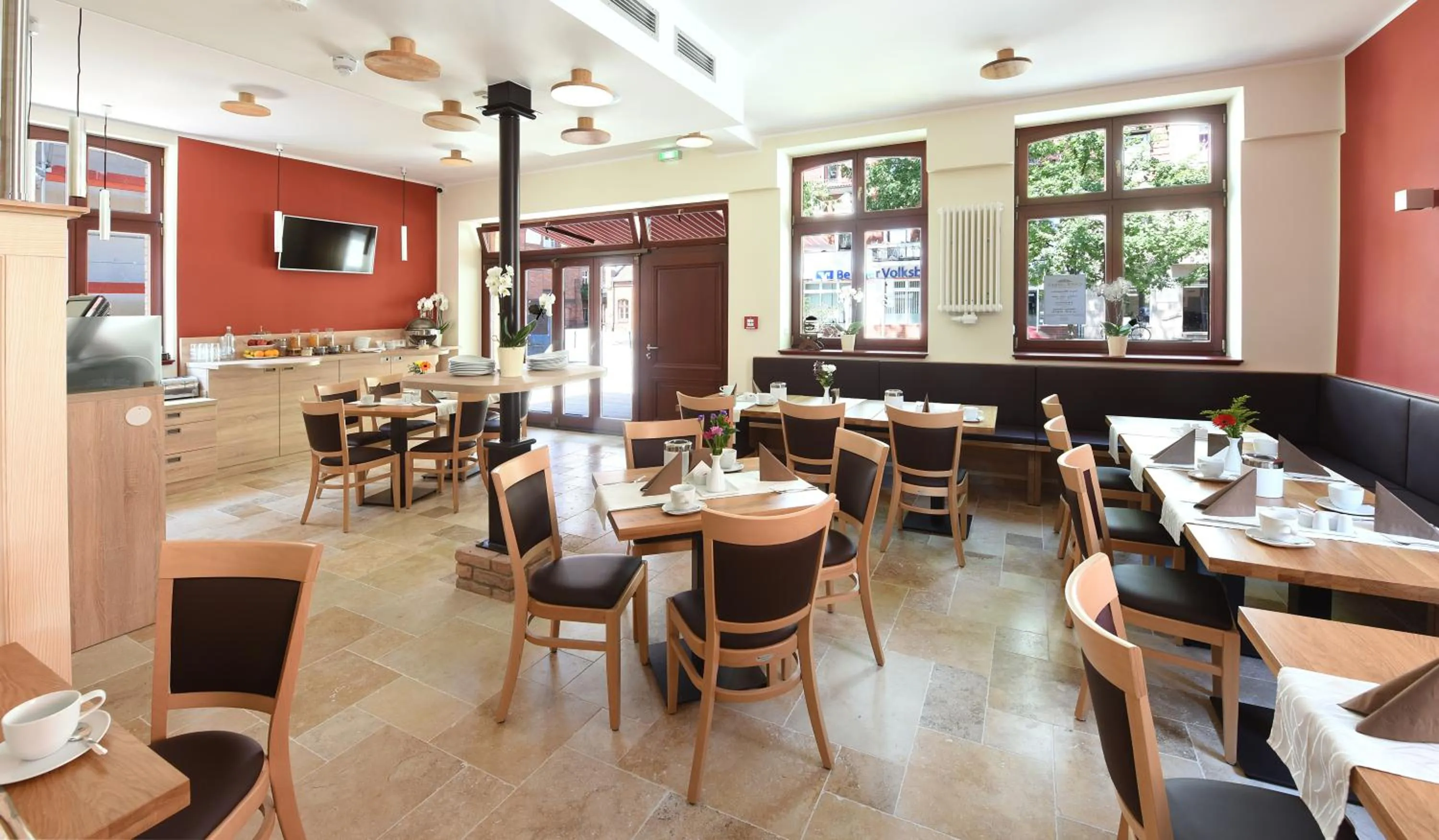 Restaurant/places to eat in Port Inn Hotel