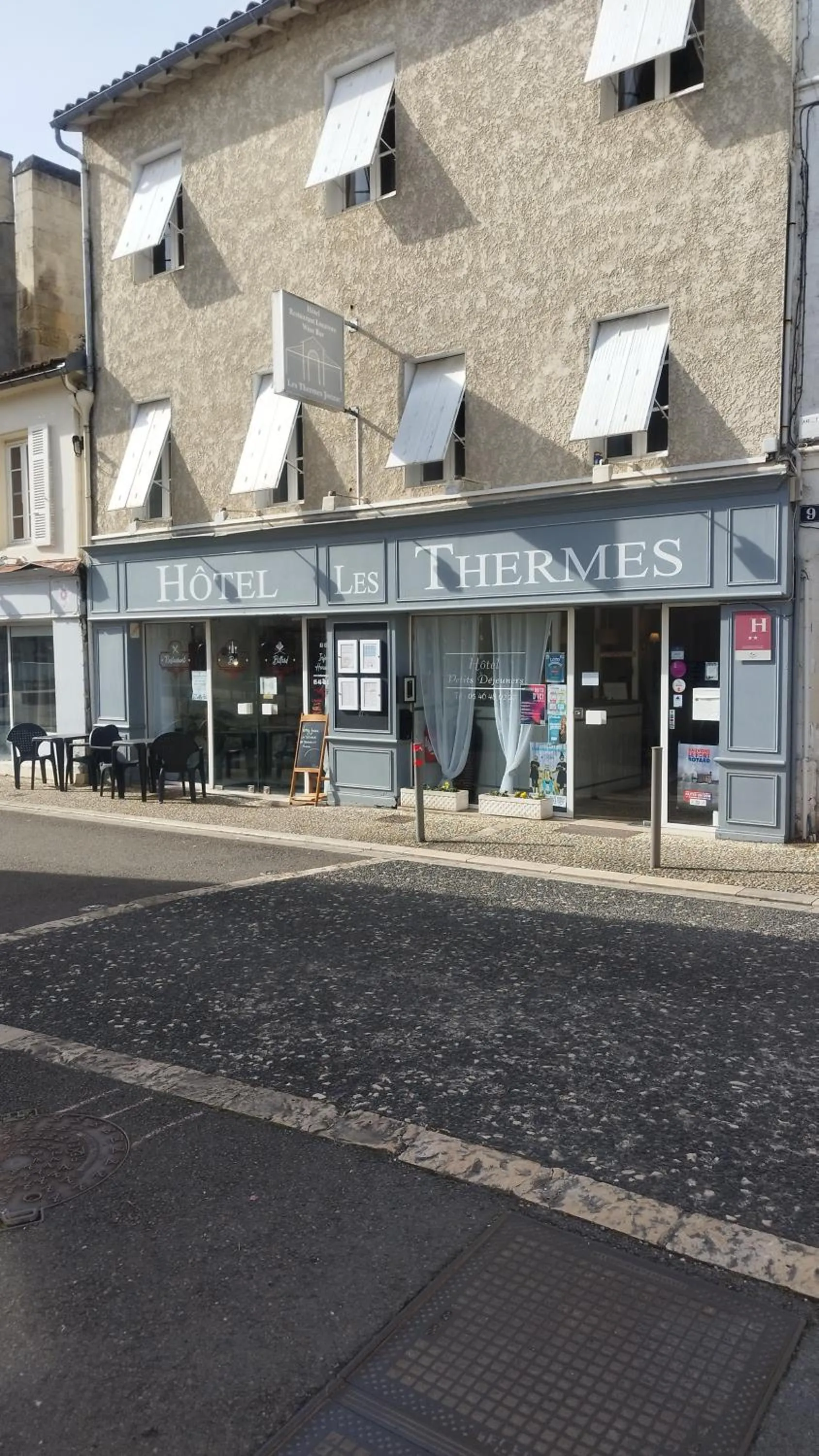 Facade/entrance in Hôtel Les Thermes