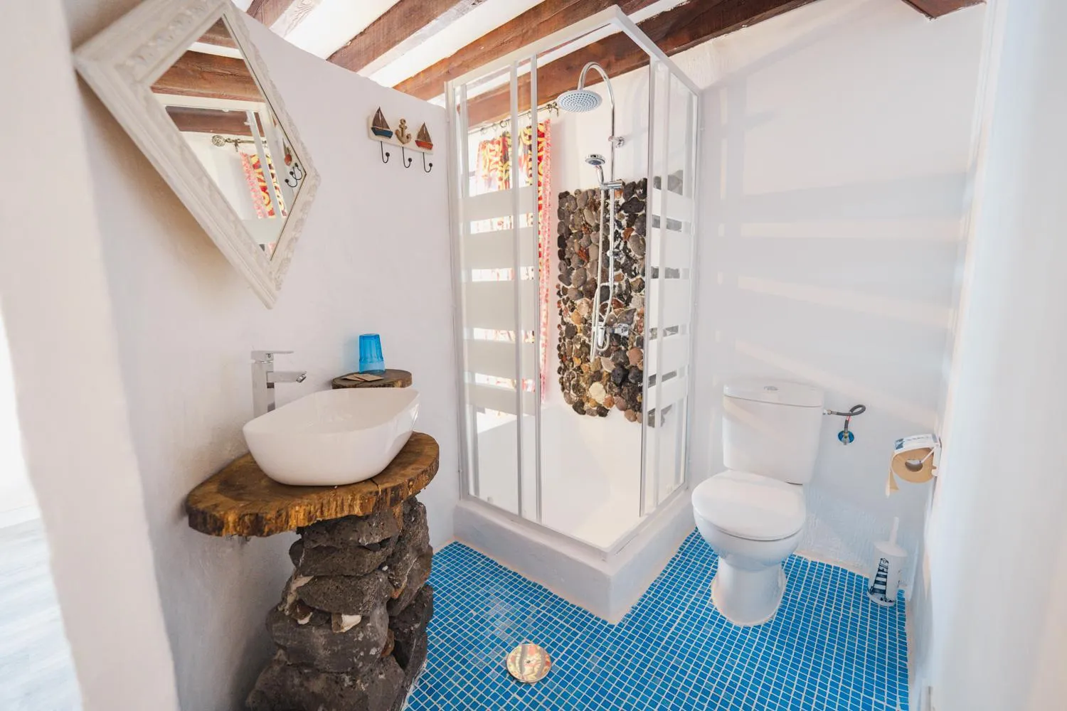 Bathroom in HOTELITO RURAL GA7COLORES only adult