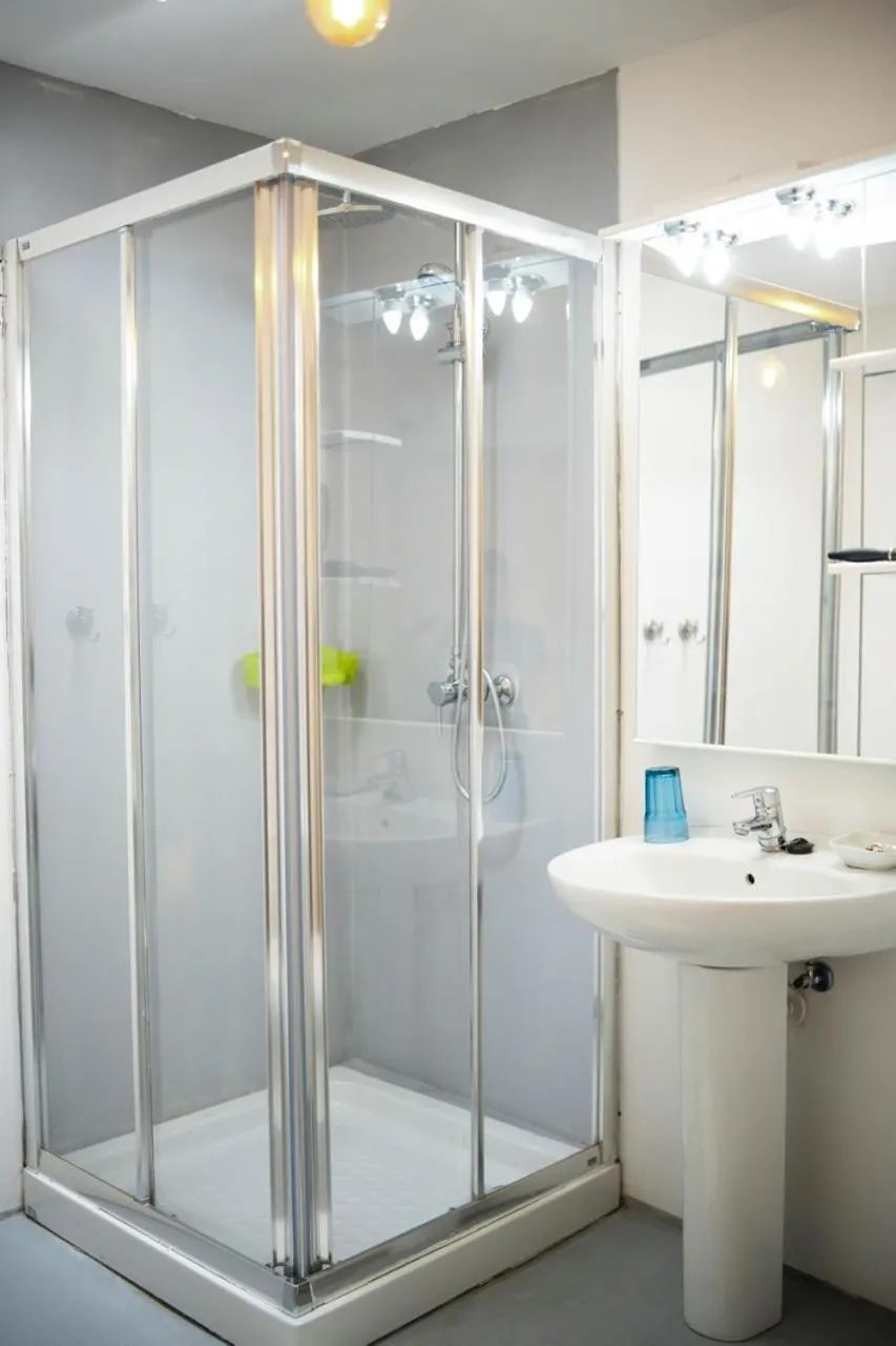 Shower in HOTELITO RURAL GA7COLORES only adult