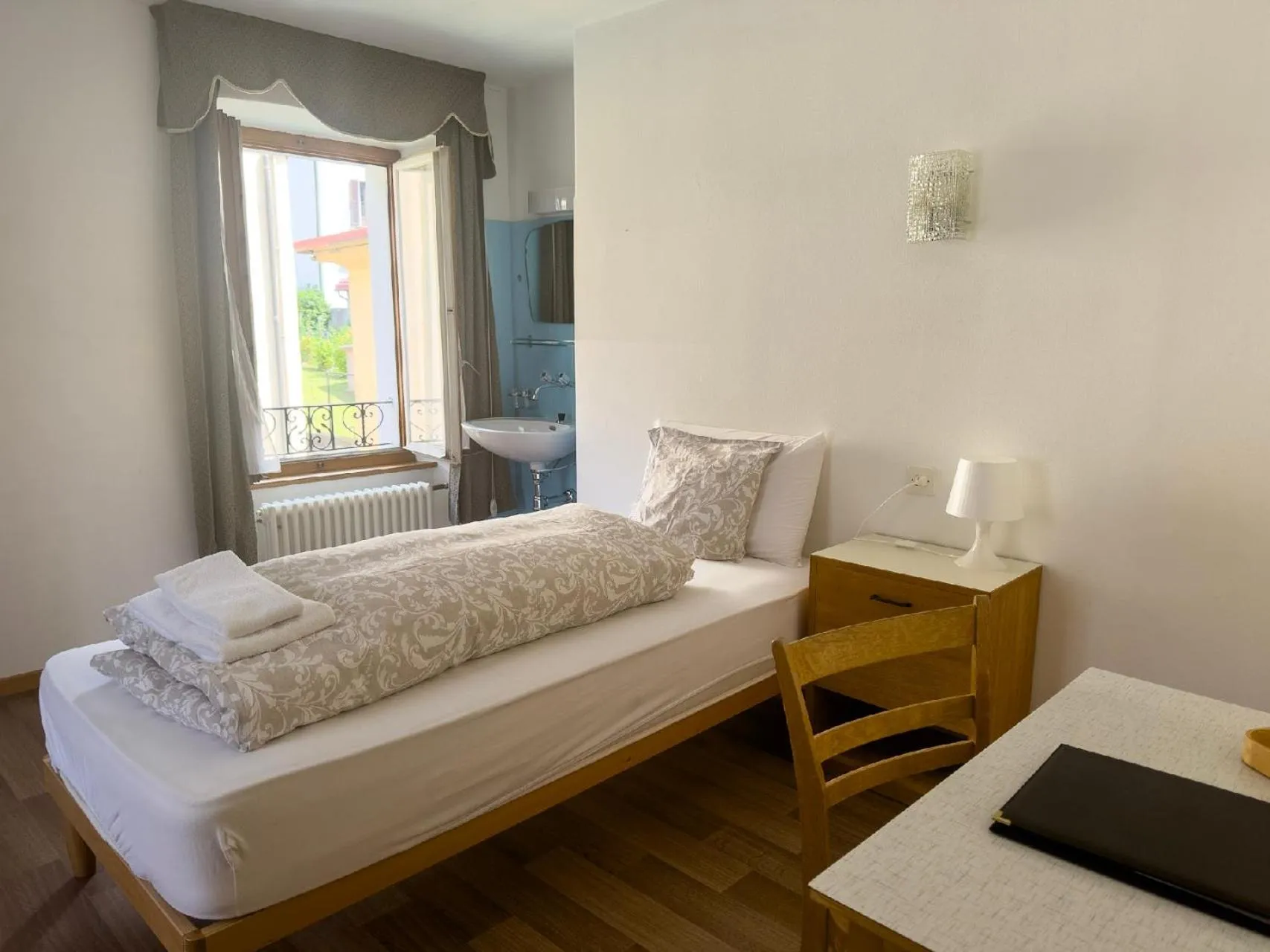 Bed in Hotel Des Alpes - Restaurant & Pizzeria