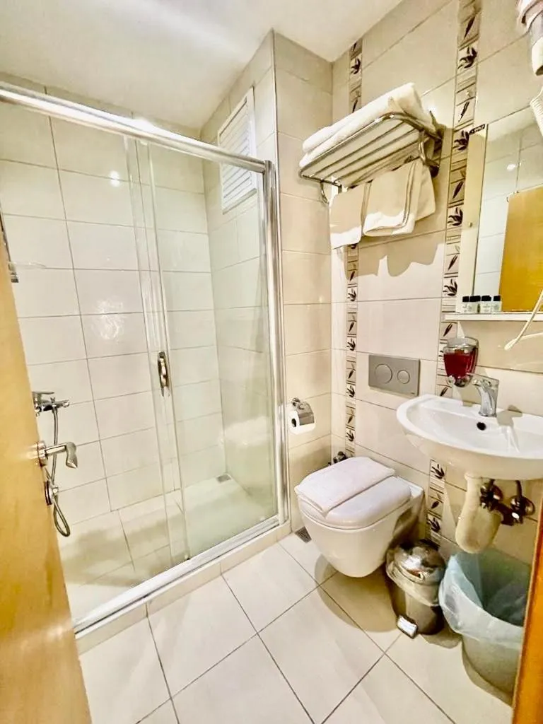 Shower in Timeks Hotel Sultanahmet