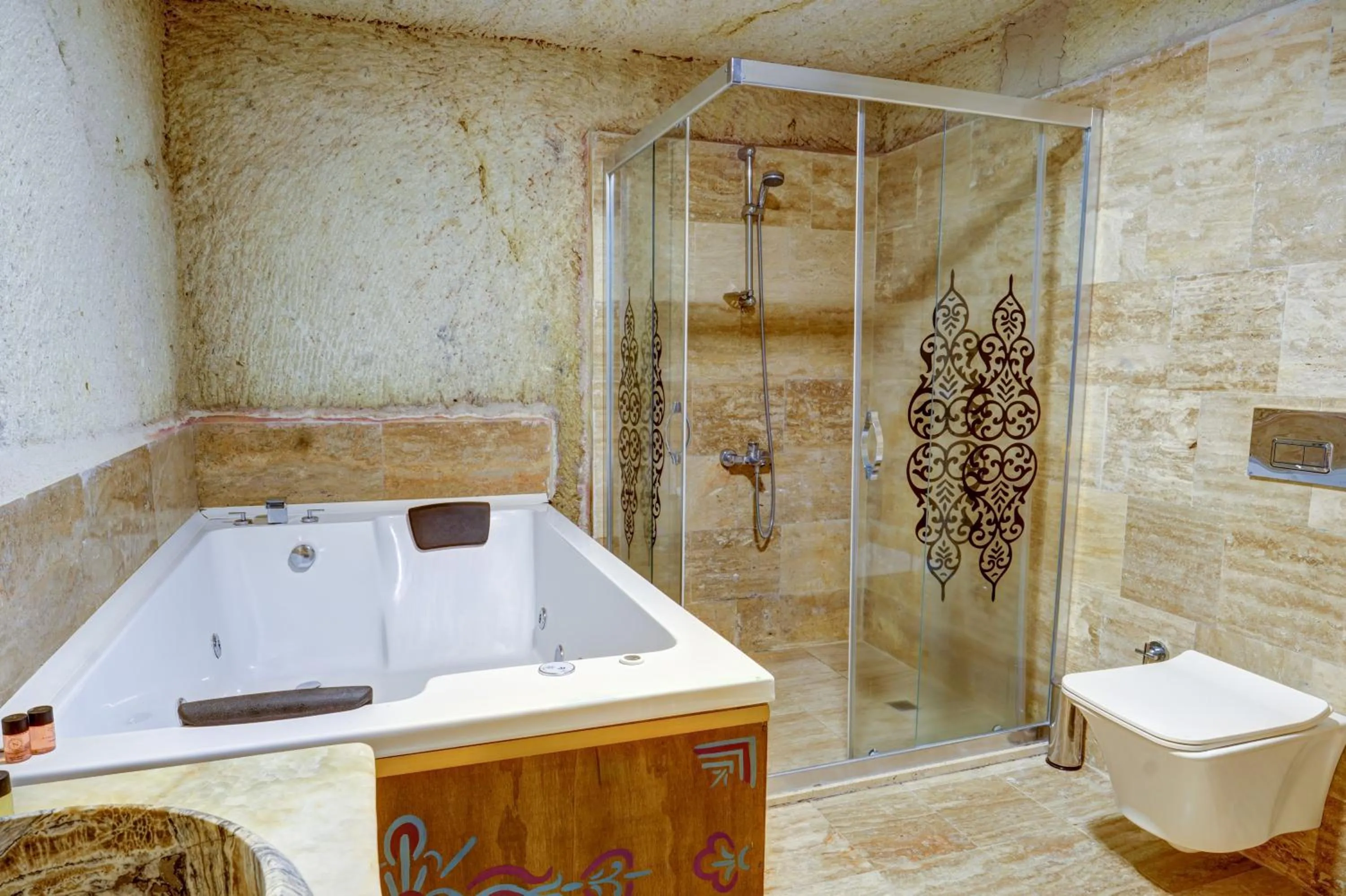 Shower in Nova Cave Hotel